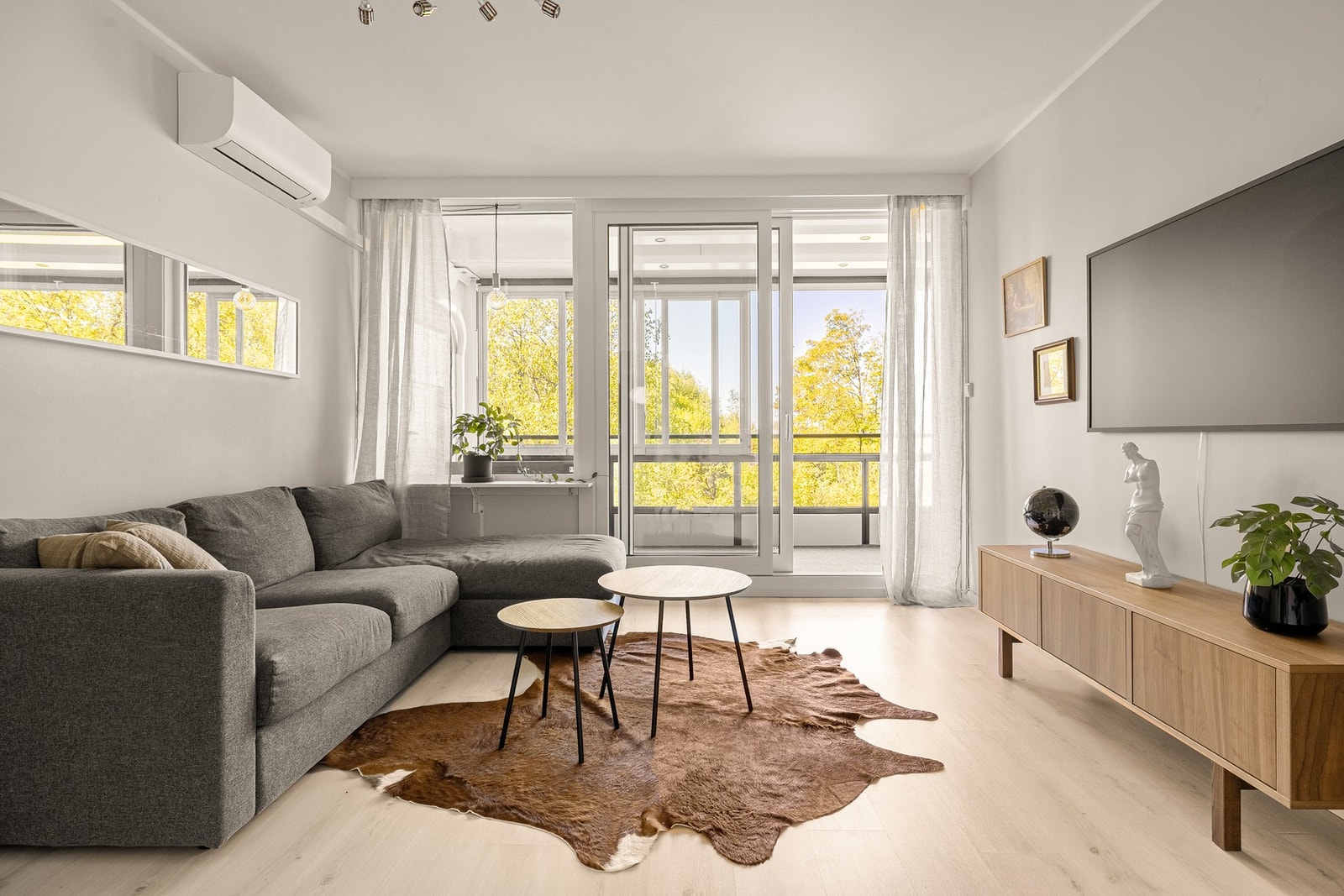 Lys og romslig stue med utgang til en ny innglasset balkong - perfekt for helårsbruk. Galleribilde