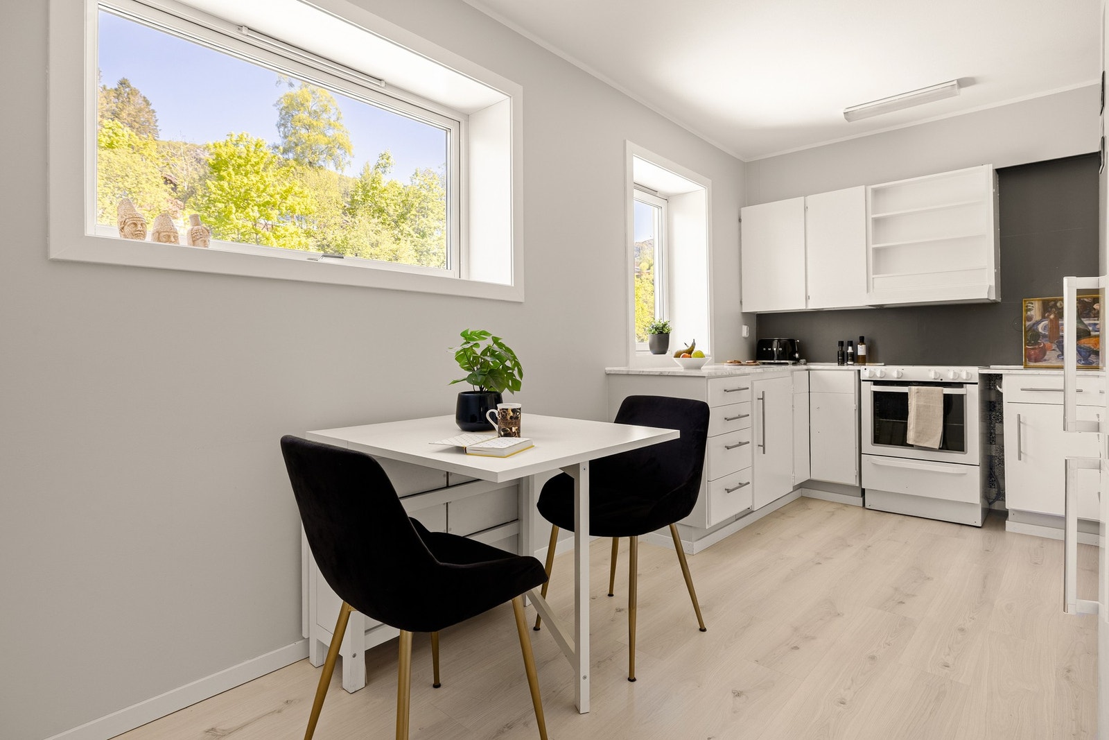 Delvis separat kjøkken med god skap- og benkeplass. Galleribilde