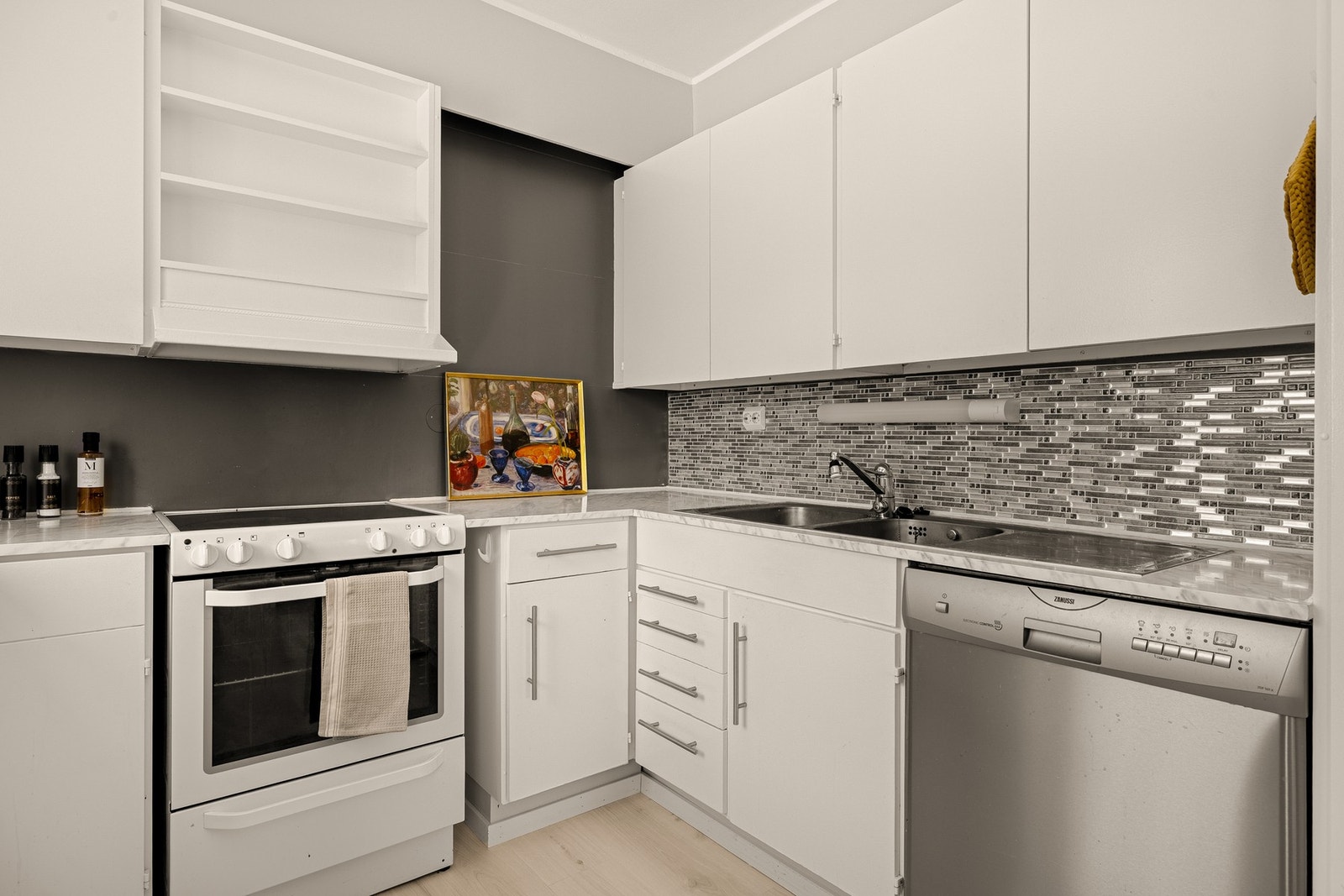 Plass/opplegg for komfyr, oppvaskmaskin og kjøleskap. Oppvaskmaskinen og komfyren medfølger handelen! Galleribilde