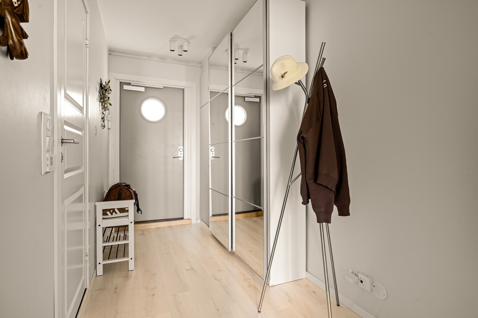 Lys og innbydende entré med plass til yttertøy og sko. Praktisk planløsning med tilgang til de fleste rom i leiligheten. Galleribilde