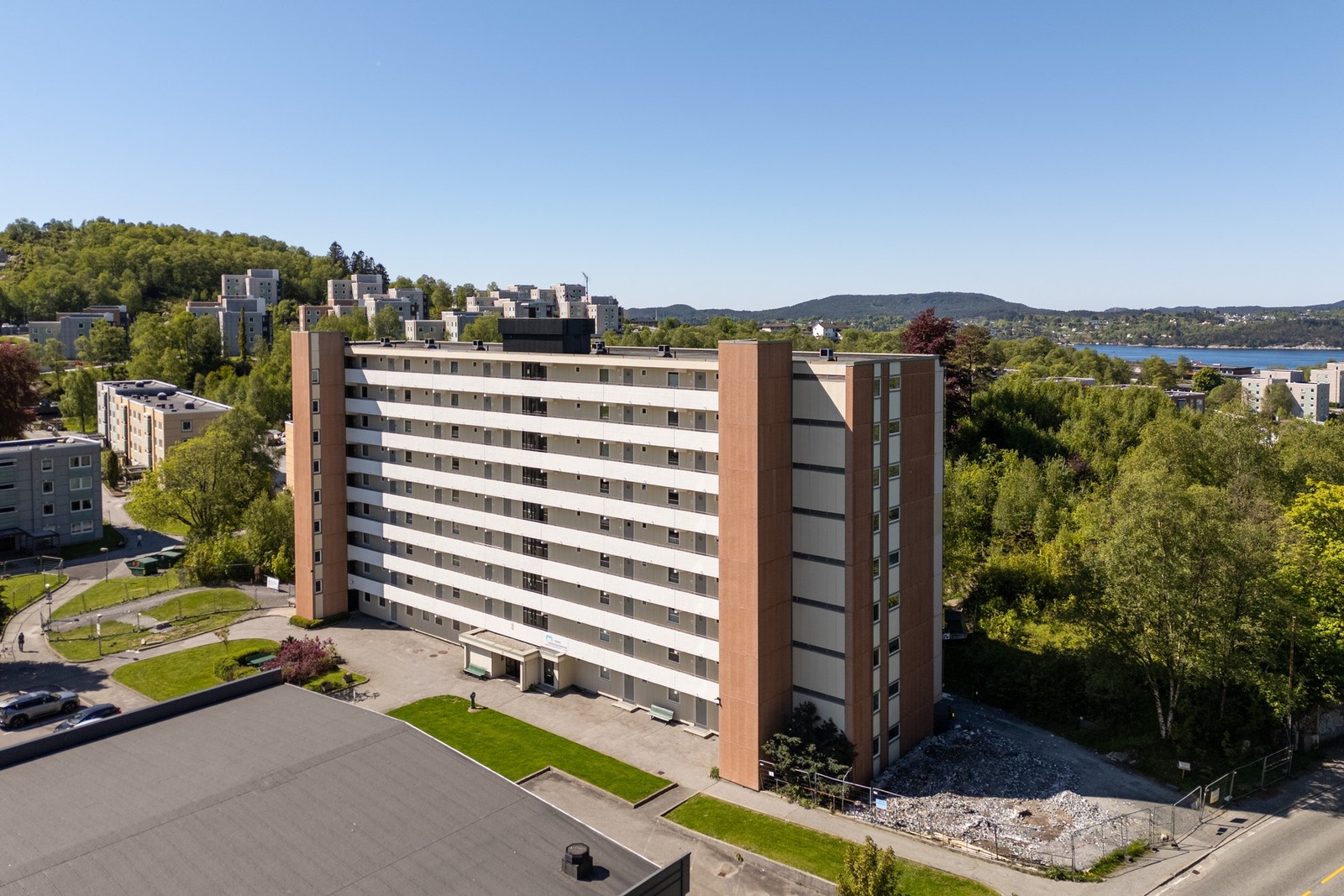Borettslaget har eget grendahus med plass til 50 personer. Grendahuset kan beboerne leie til forskjellige anledninger. Galleribilde