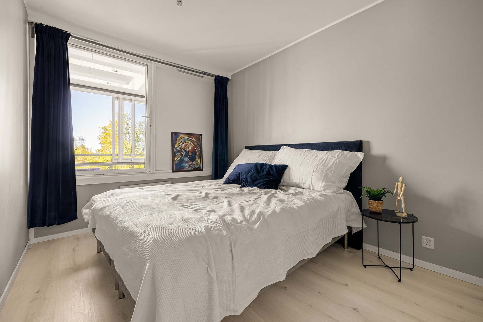 Leiligheten har ett romslig soverom med plass til dobbeltseng og garderobeløsning. Galleribilde