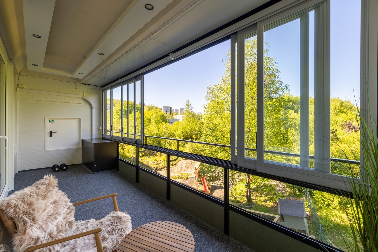 Leiligheten fremstår som gjennomgående pen og moderne etter oppussing i 2018. Galleribilde