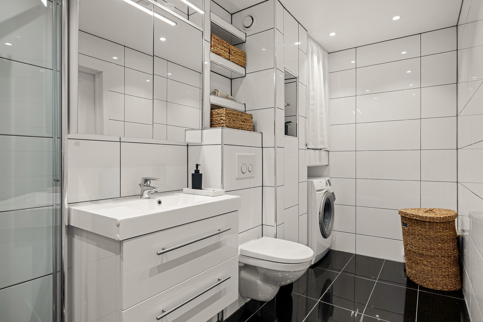 Pent bad pusset opp av tidligere eier i 2015. Badet er helfliset og har slett, malt himling. Galleribilde