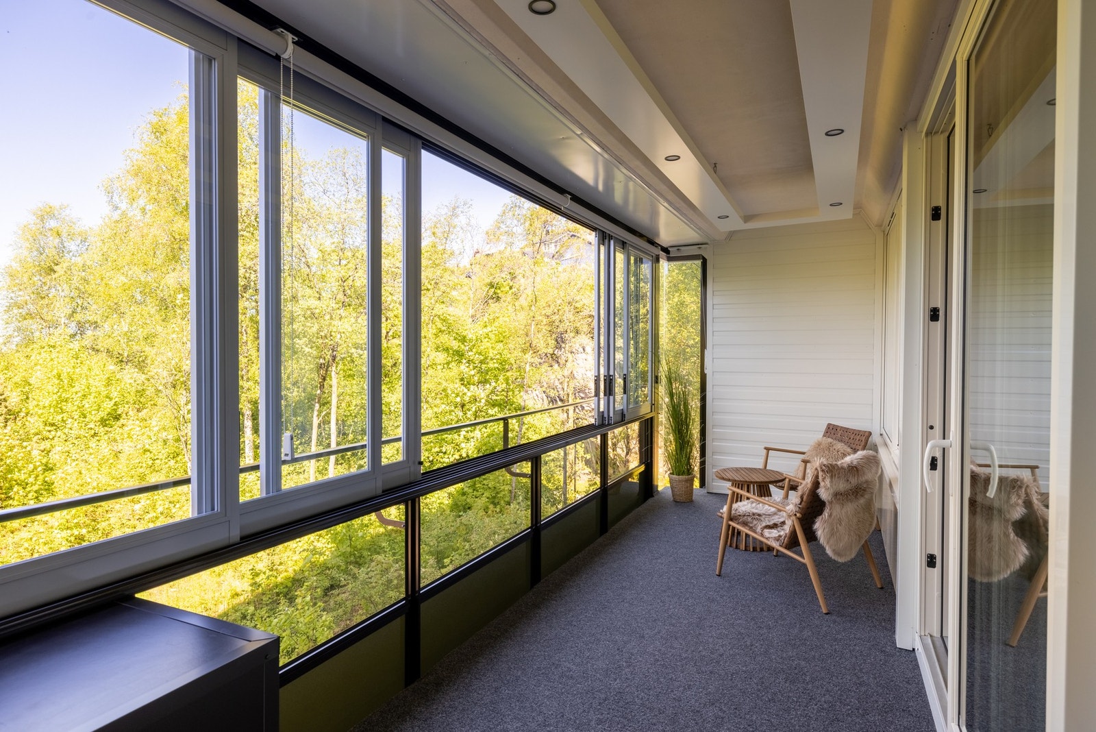 Balkongen gir en forlengelse av oppholdsrommet og kan brukes store deler av året. Galleribilde