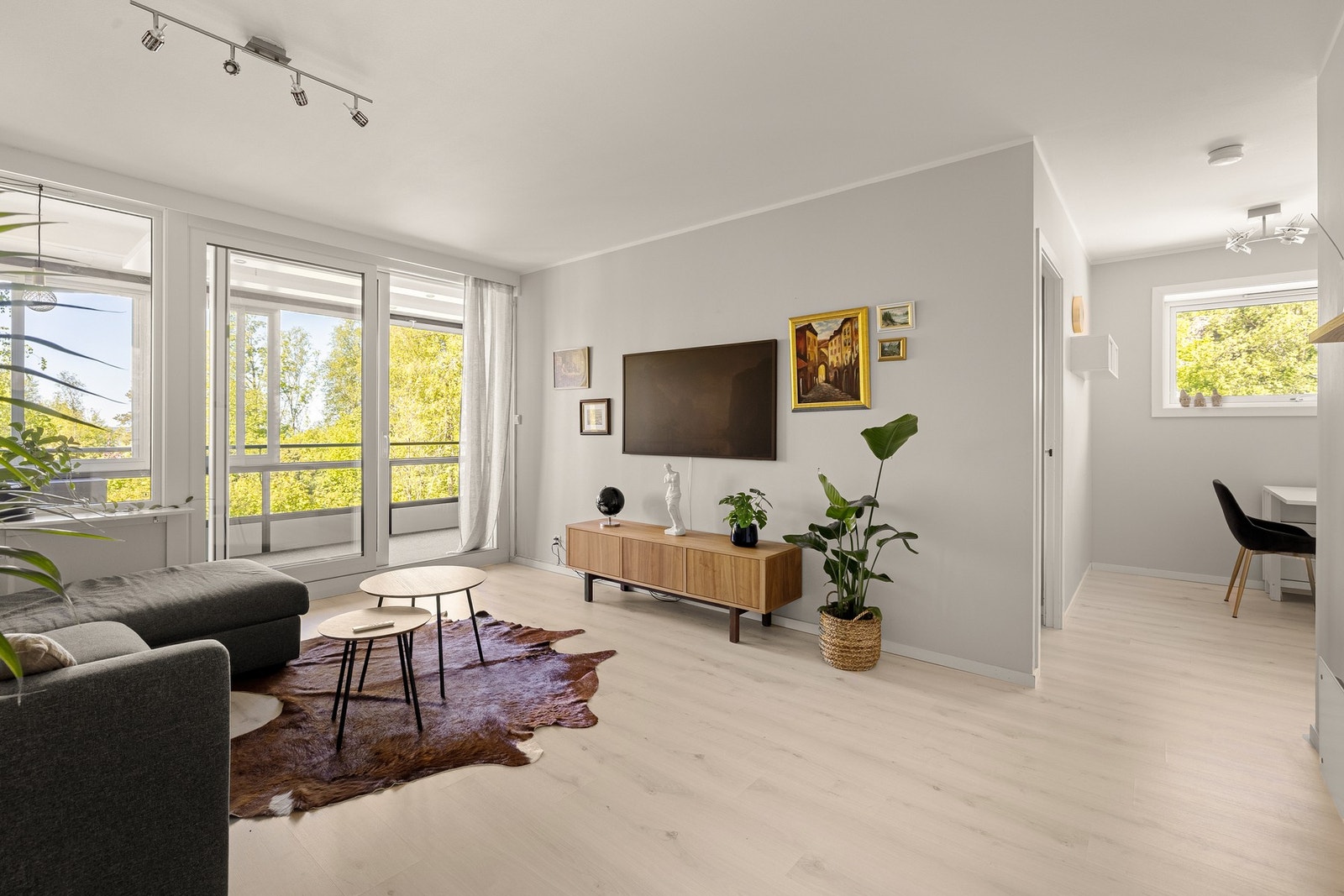 Borettslaget har nylig gjennomført oppgraderinger som har gitt leiligheten innglasset balkong. Galleribilde