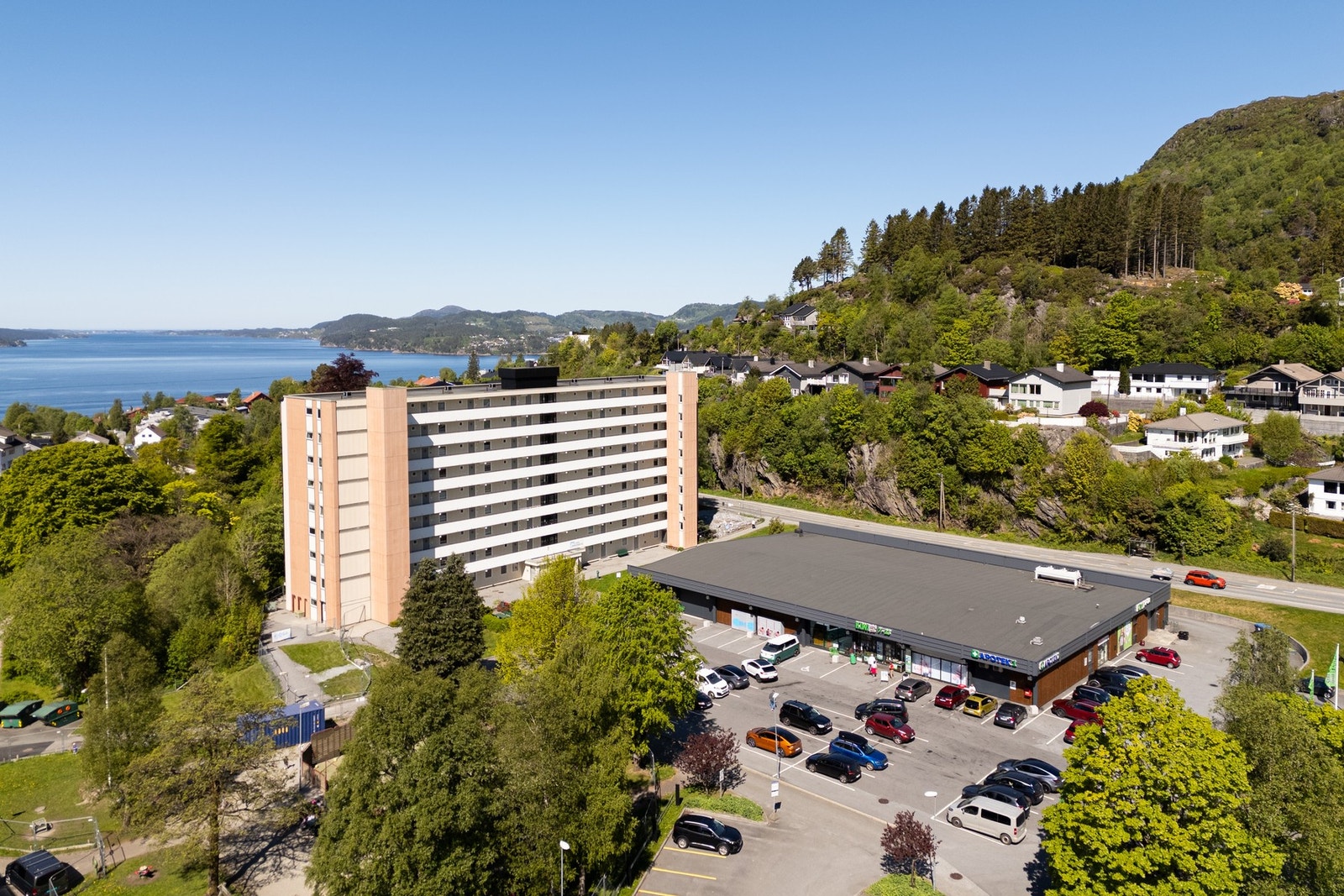 Borettslaget har egen driftsavdeling med seks ansatte, lekeplasser, ballbinge og skatebane. Galleribilde