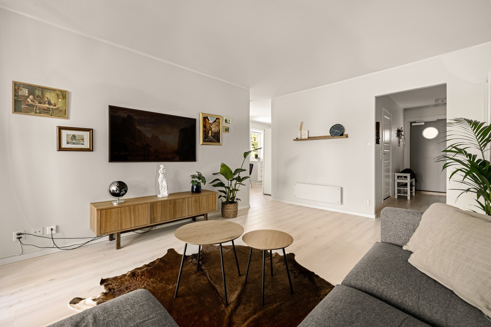 Stuen har en god planløsning med god lass til en koselig sofagruppe. Galleribilde