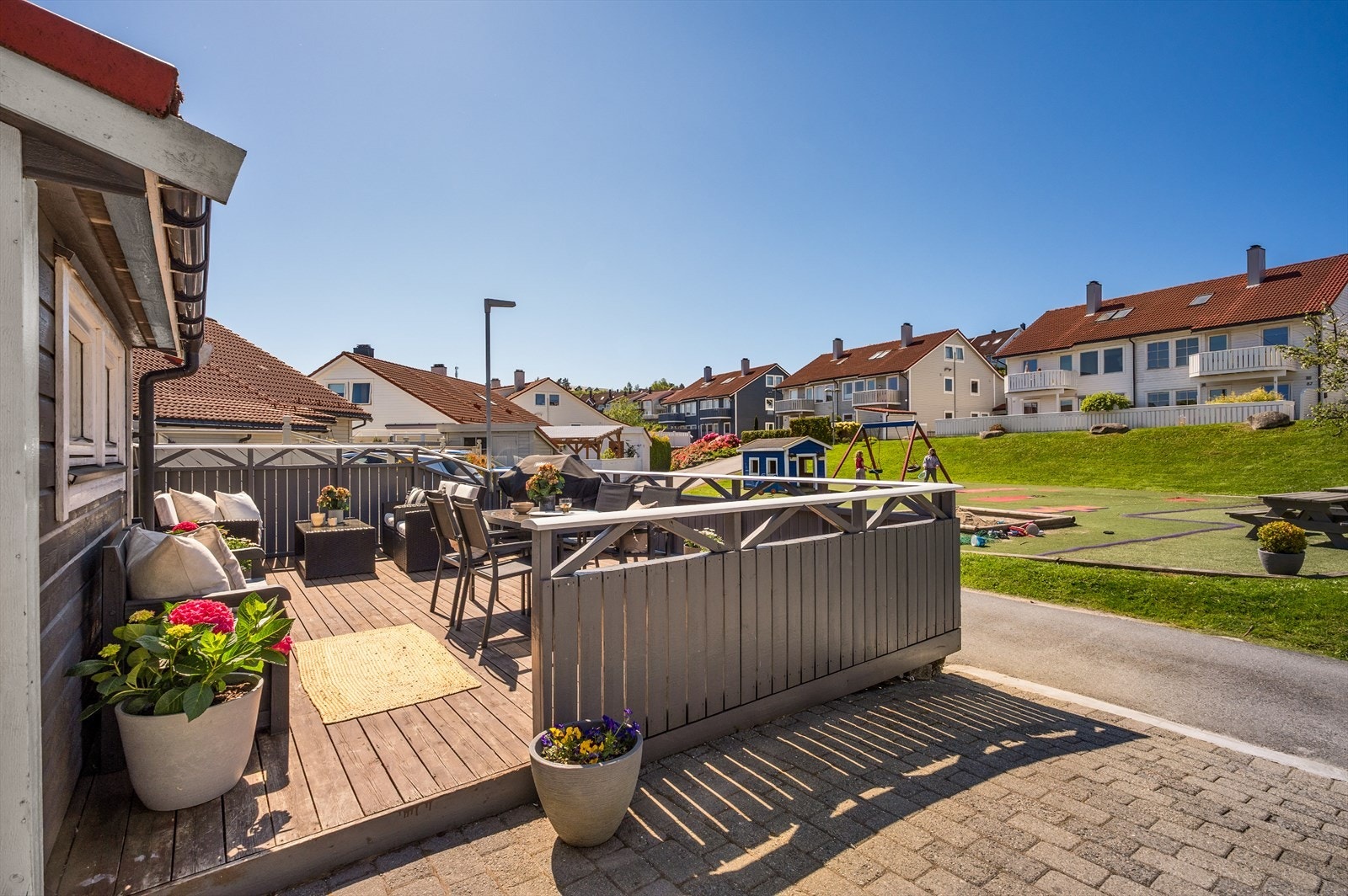 Ved inngangen har du en herlig terrasse. Plass til både spisegruppe og loungemøbler. Galleribilde