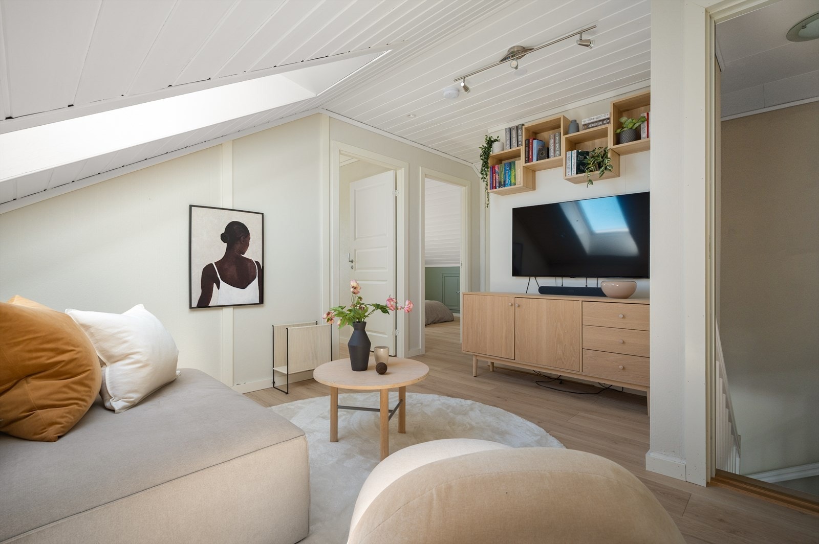 Loftstue med mange bruksområder - perfekt som TV-stue eller lekerom. Galleribilde