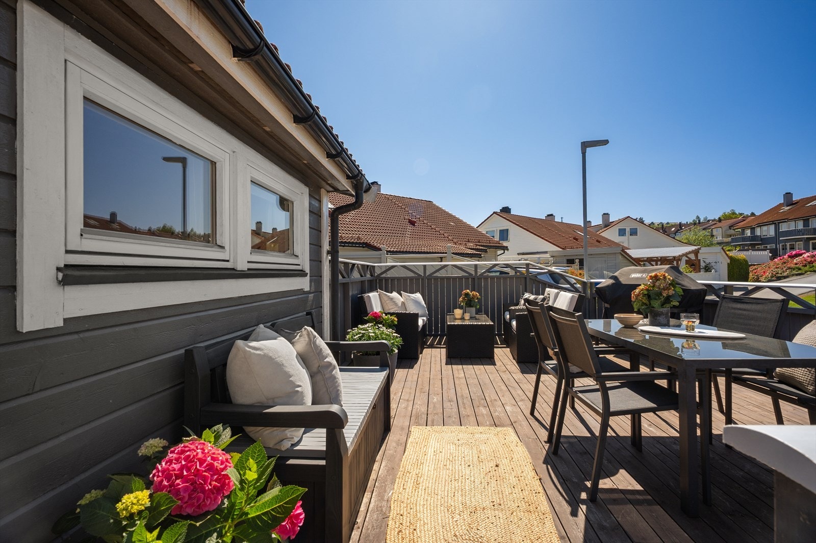 Ideell for sene sommerkvelder og grilling. Sol til ca. 21 midtsommers. Galleribilde