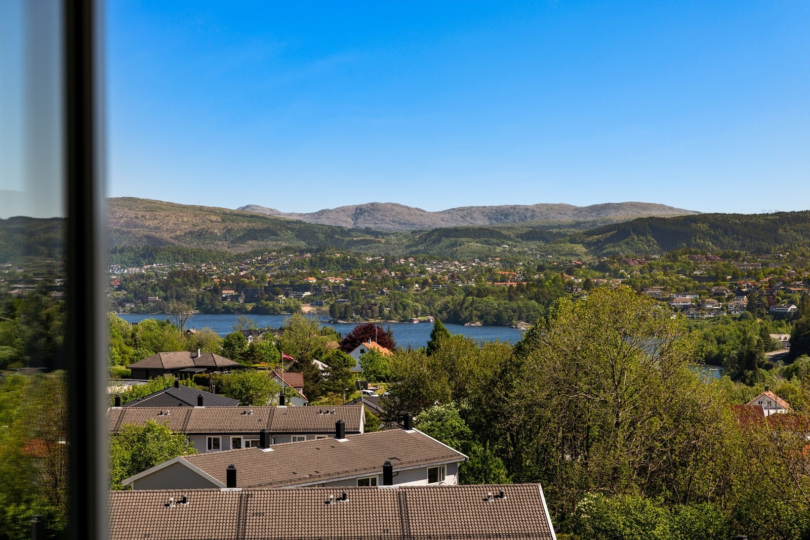 Fantastisk utsikt mot Nordåsvannet, byfjellene og søndre bydel. Galleribilde