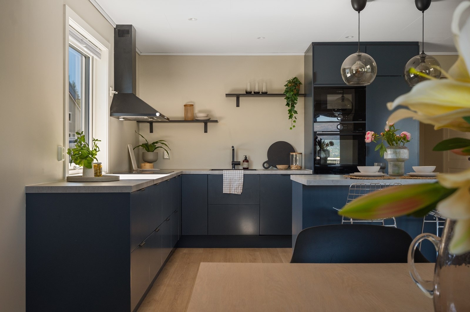 Benkeplate i laminat og underlimt vask. Svært godt med arbeidsrom og stekeovn og mikro i "riktig" høyde. Galleribilde