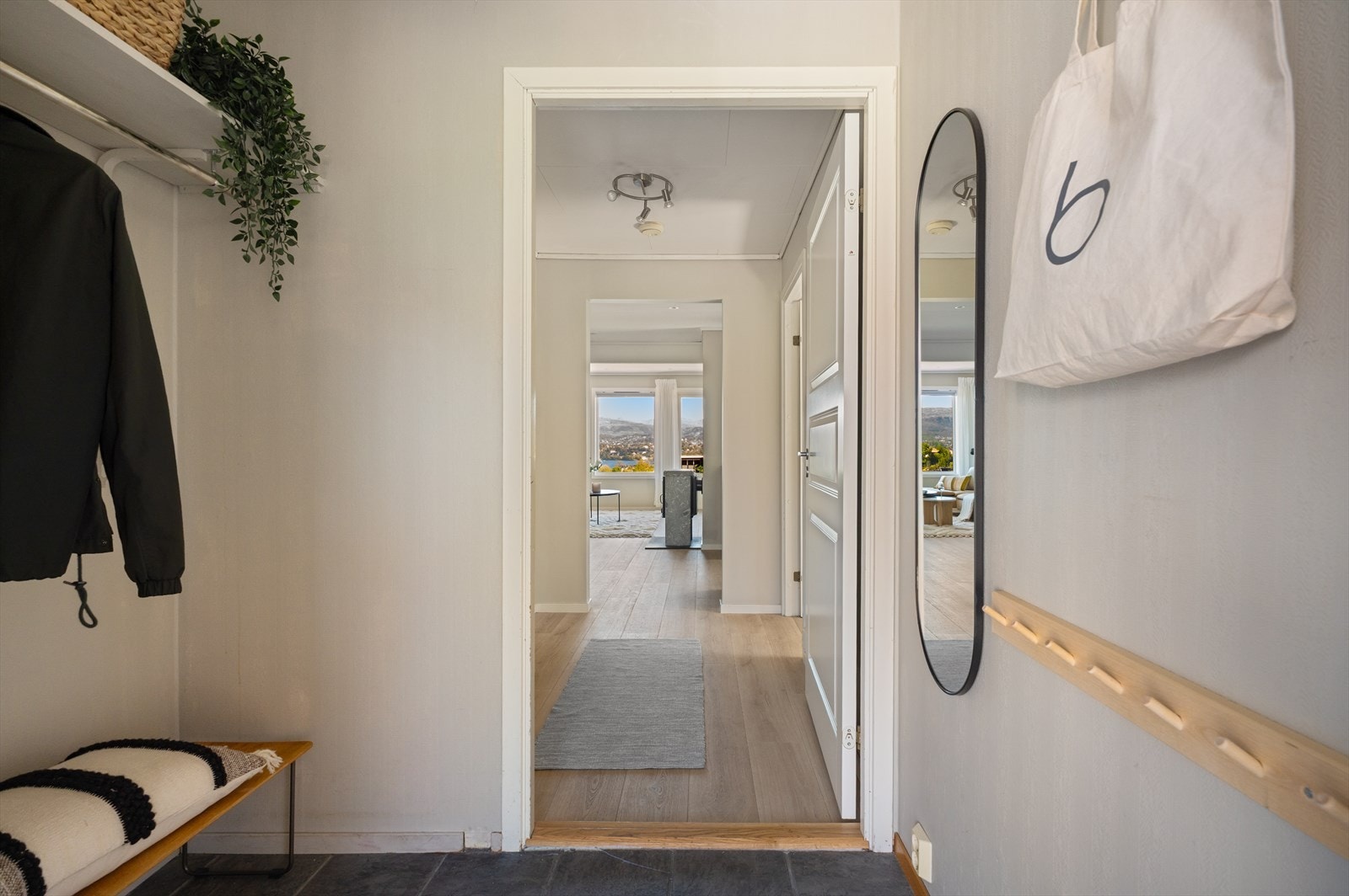 Velkommen inn i en romslig gang. Galleribilde