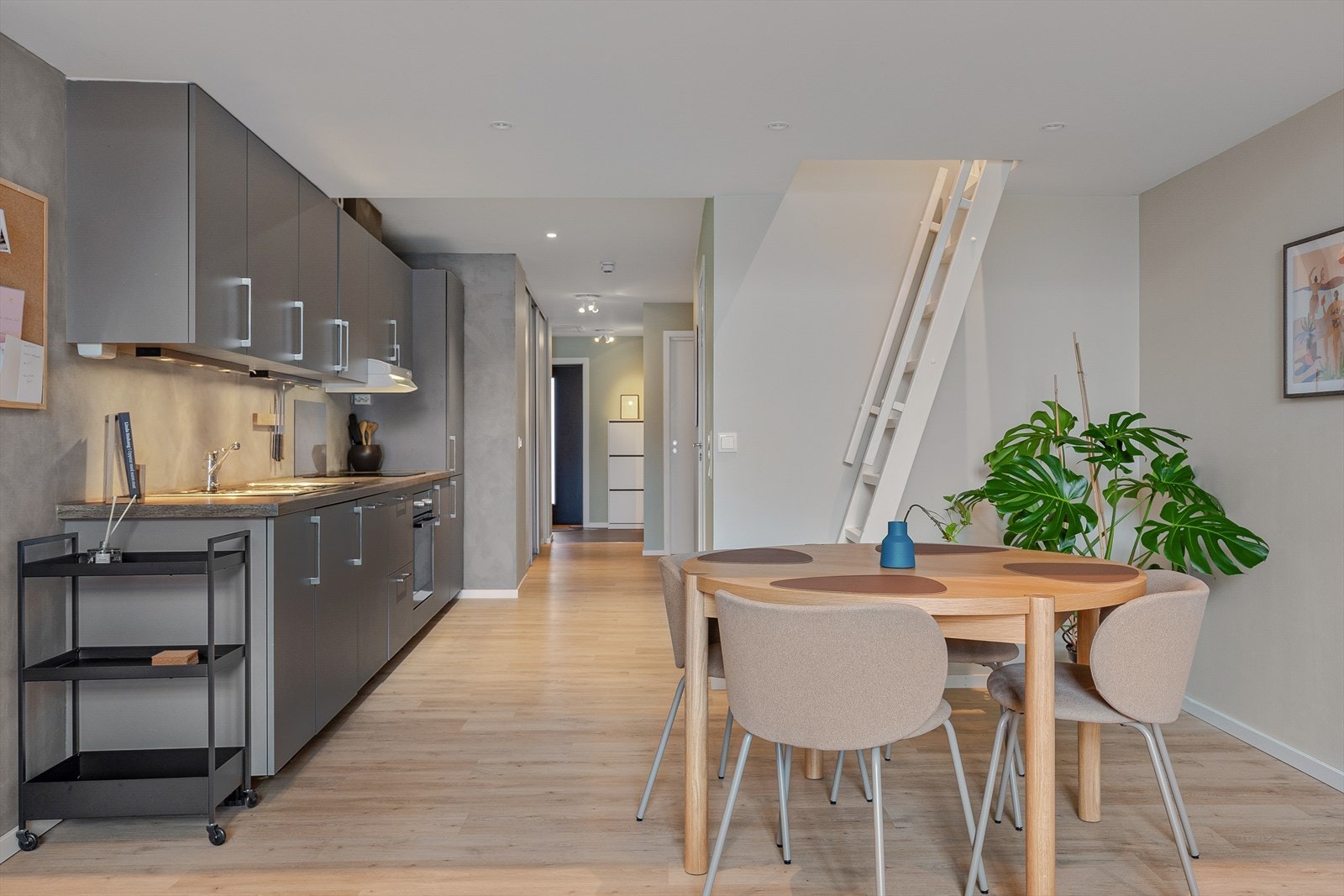 Lekkert kjøken med god skåp- og benkeplass. Galleribilde