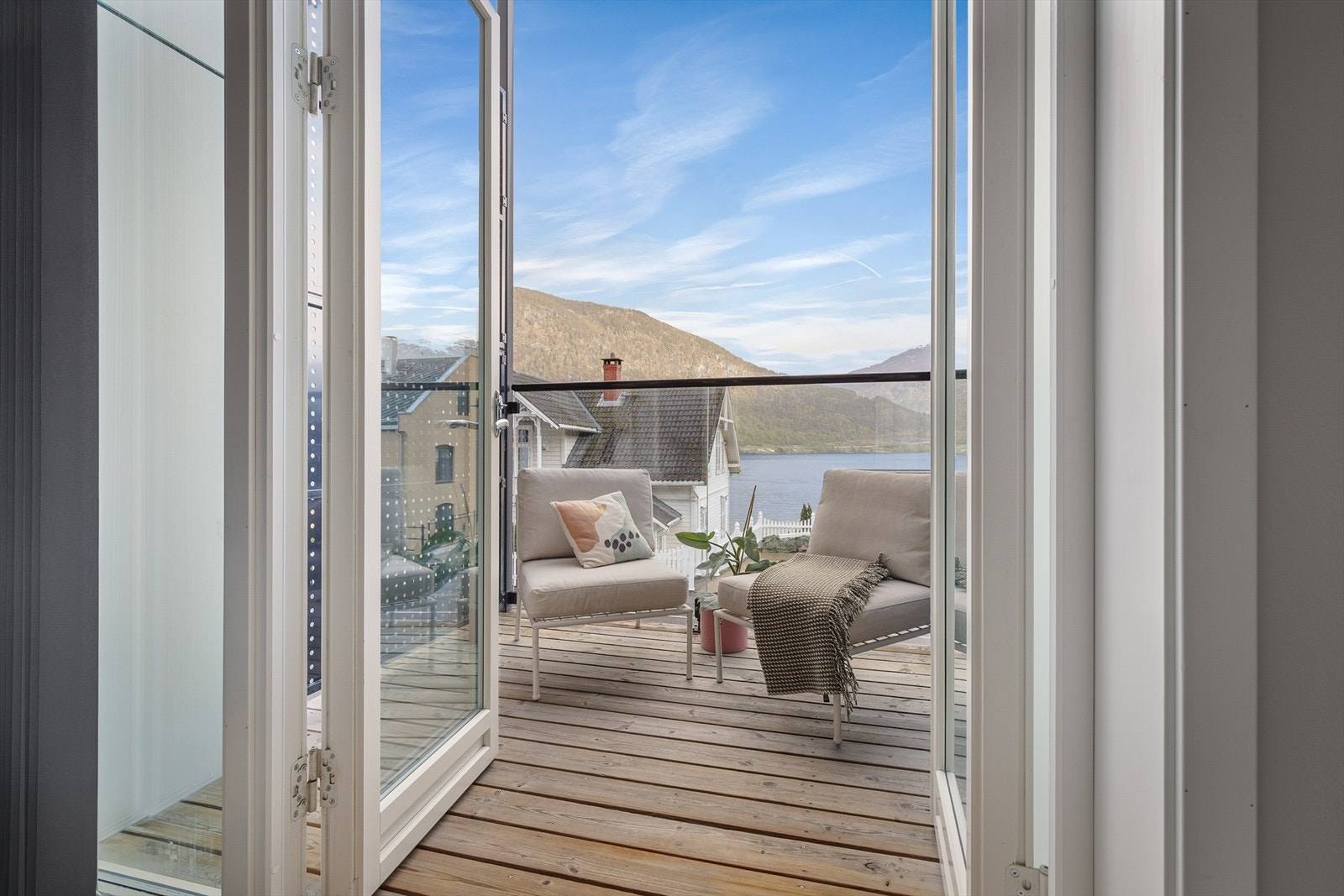 Frå stove er det utgang til ein balkong med gode soltilhøve og utsikt mot Sognefjorden. Galleribilde
