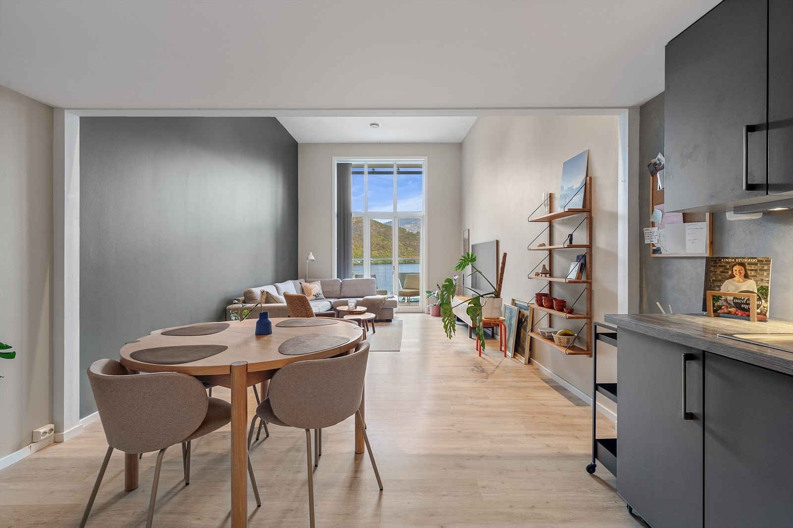 Stova er enkel å innreie og har god plass til både spisebord og sofagruppe. Galleribilde