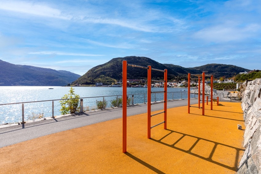 ... med badeplassar, leikeplassar og utetrening. Galleribilde