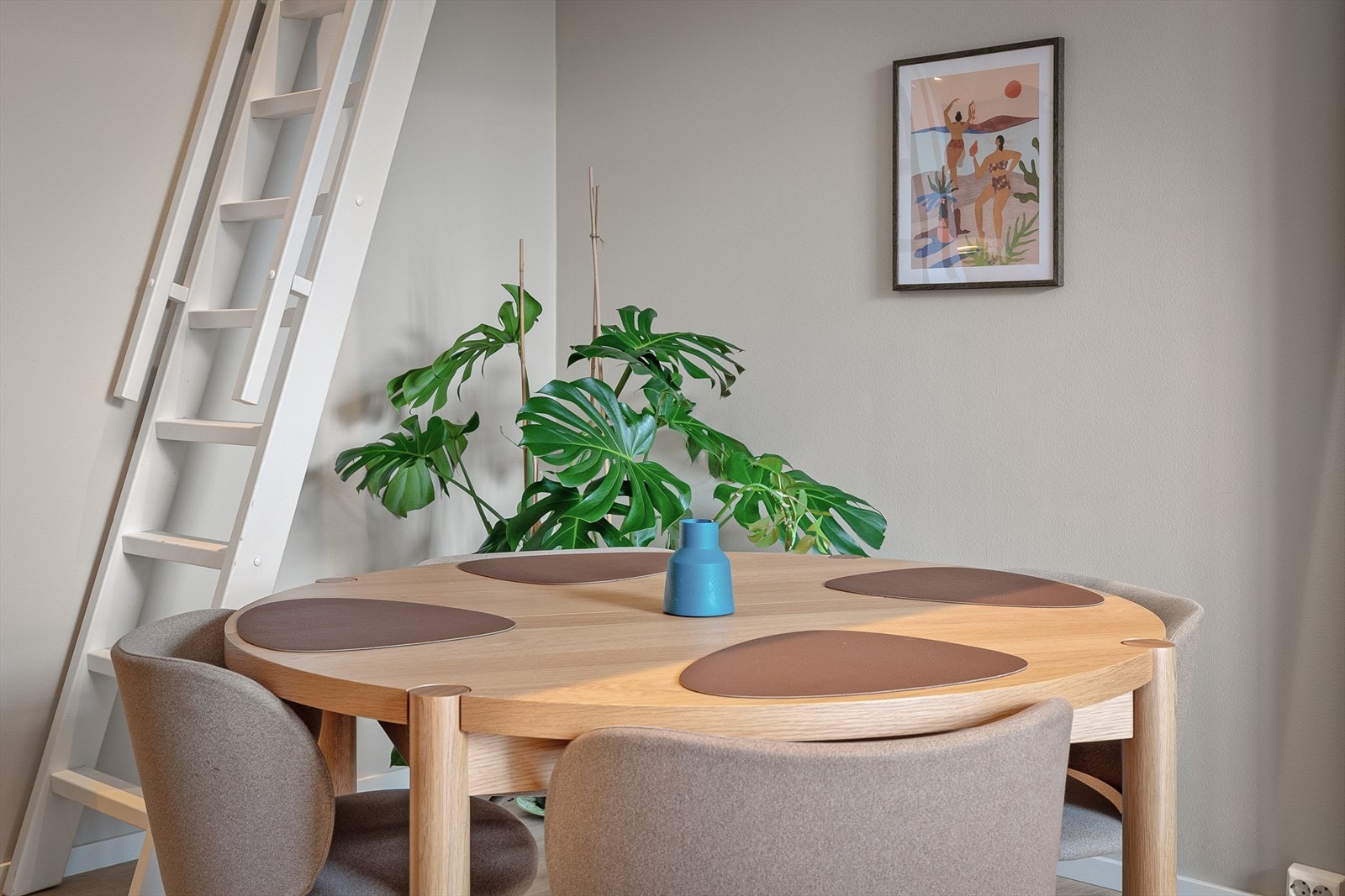 I stova er det oppgang til ein praktisk hems for gjestar, heimekontor eller liknande. Galleribilde