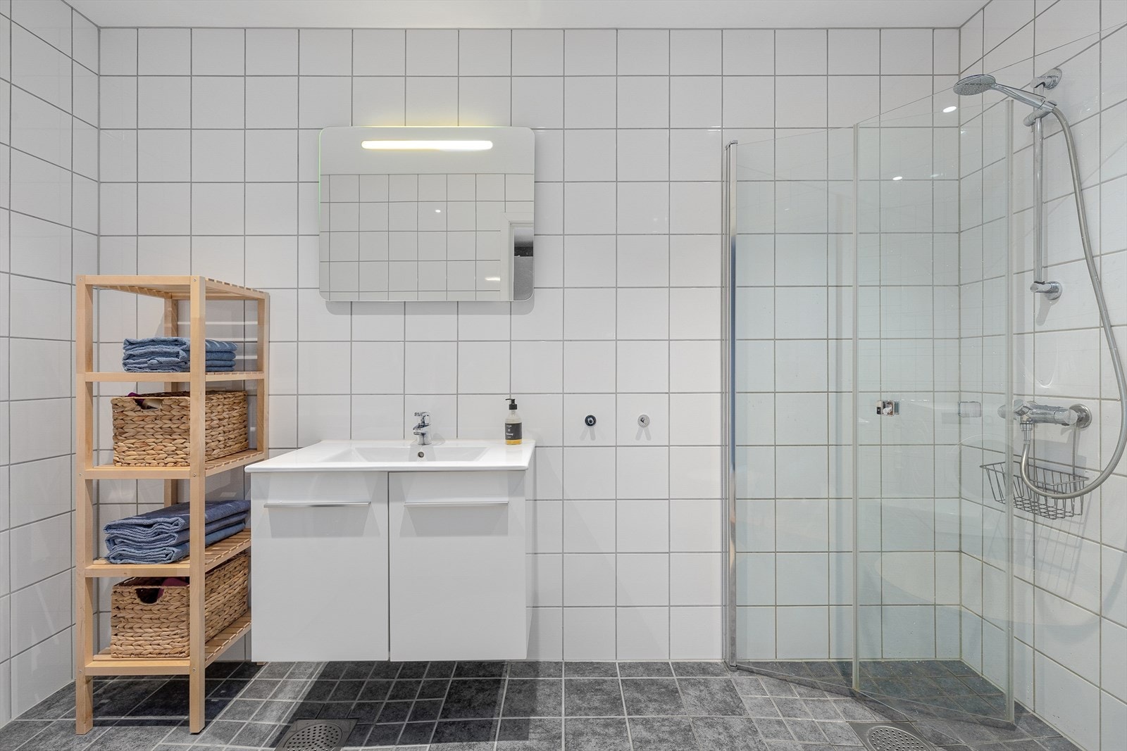 Bad med tidsrette flisar på golv og vegger, varmekablar i golv. Galleribilde