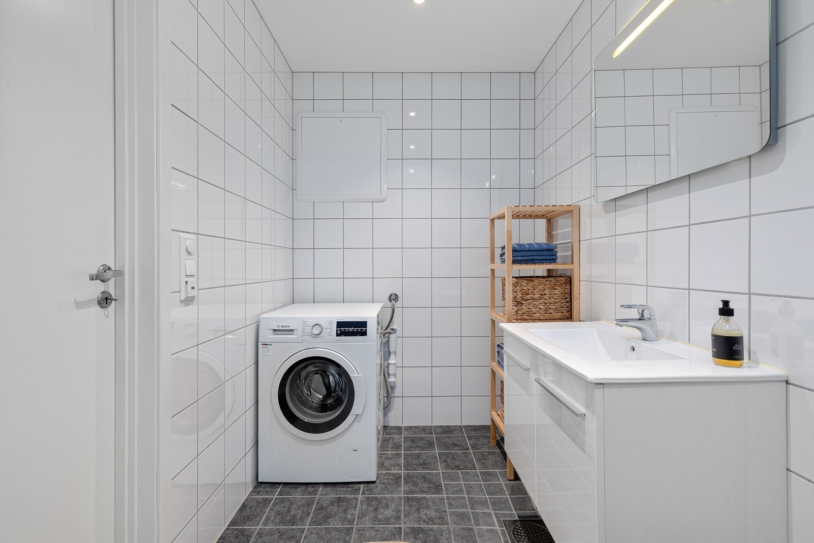 Badet er utstyrt med opplegg for vaskemaskin, toalett... Galleribilde