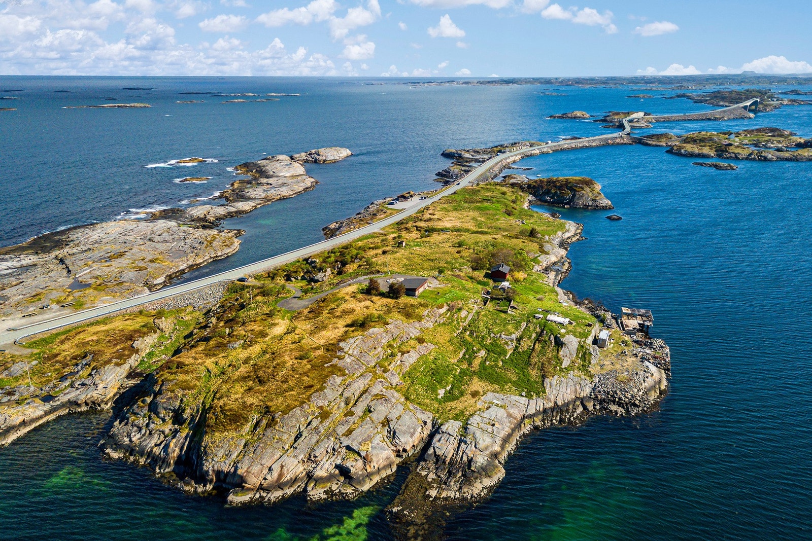 Det planlagte hyttefeltet ligger på Skarvøya langs den verdenskjente Atlanterhavsveien. Galleribilde