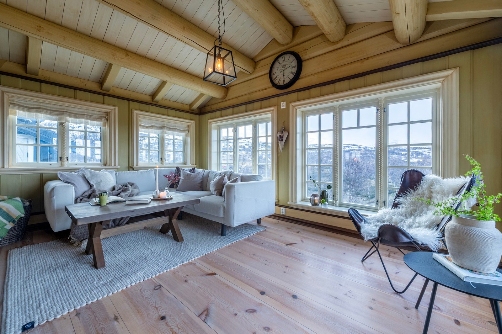 Stuen har naturlig lys fra store vinduer på flere sider. Stuen ble påbygd i 2012 og fikk da satt inn store vindusflater som slipper inn både lys og natur. Galleribilde