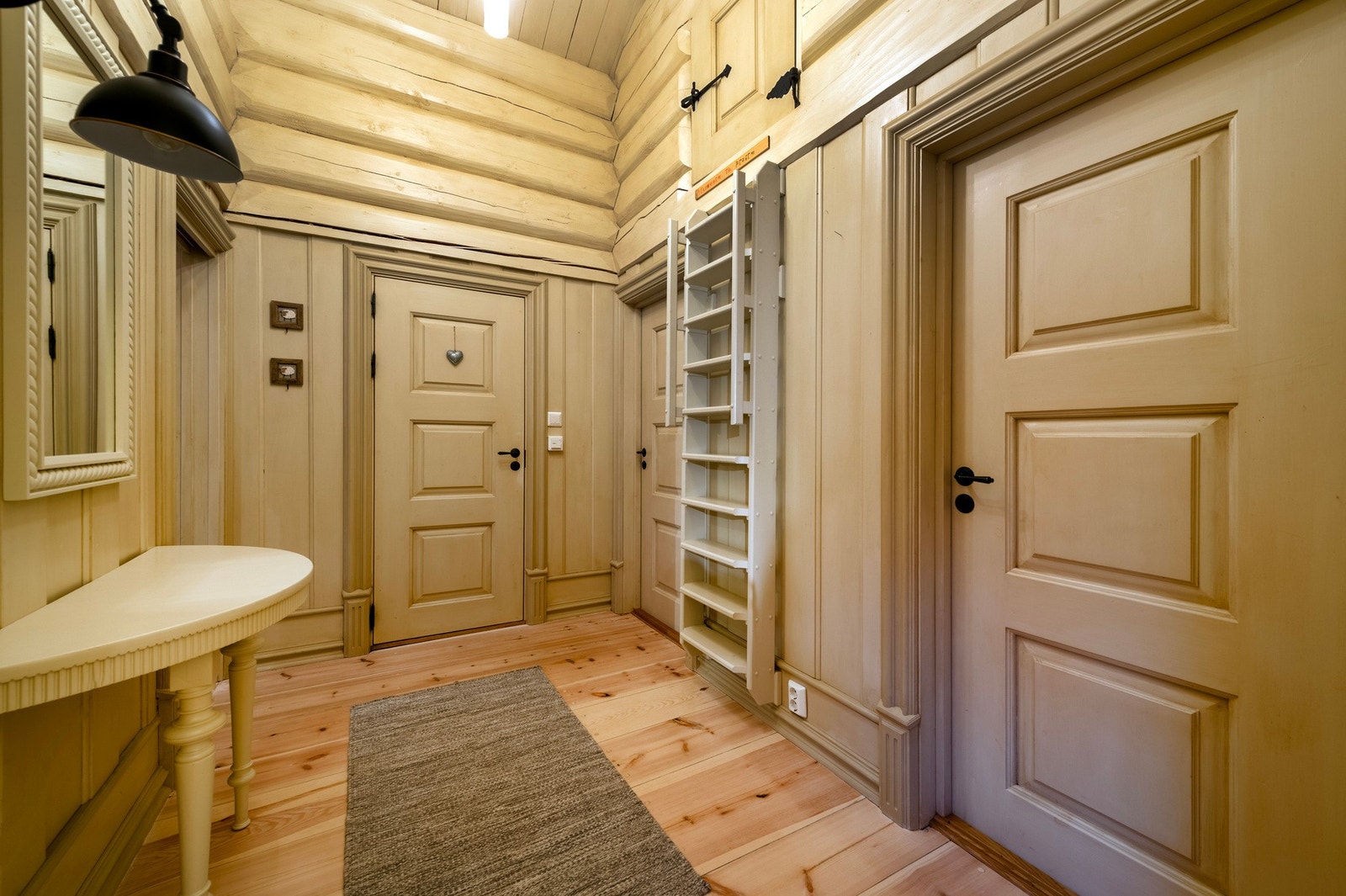 Gangen har tilgang til alle rom i hytta, i tillegg til hemsen. Galleribilde