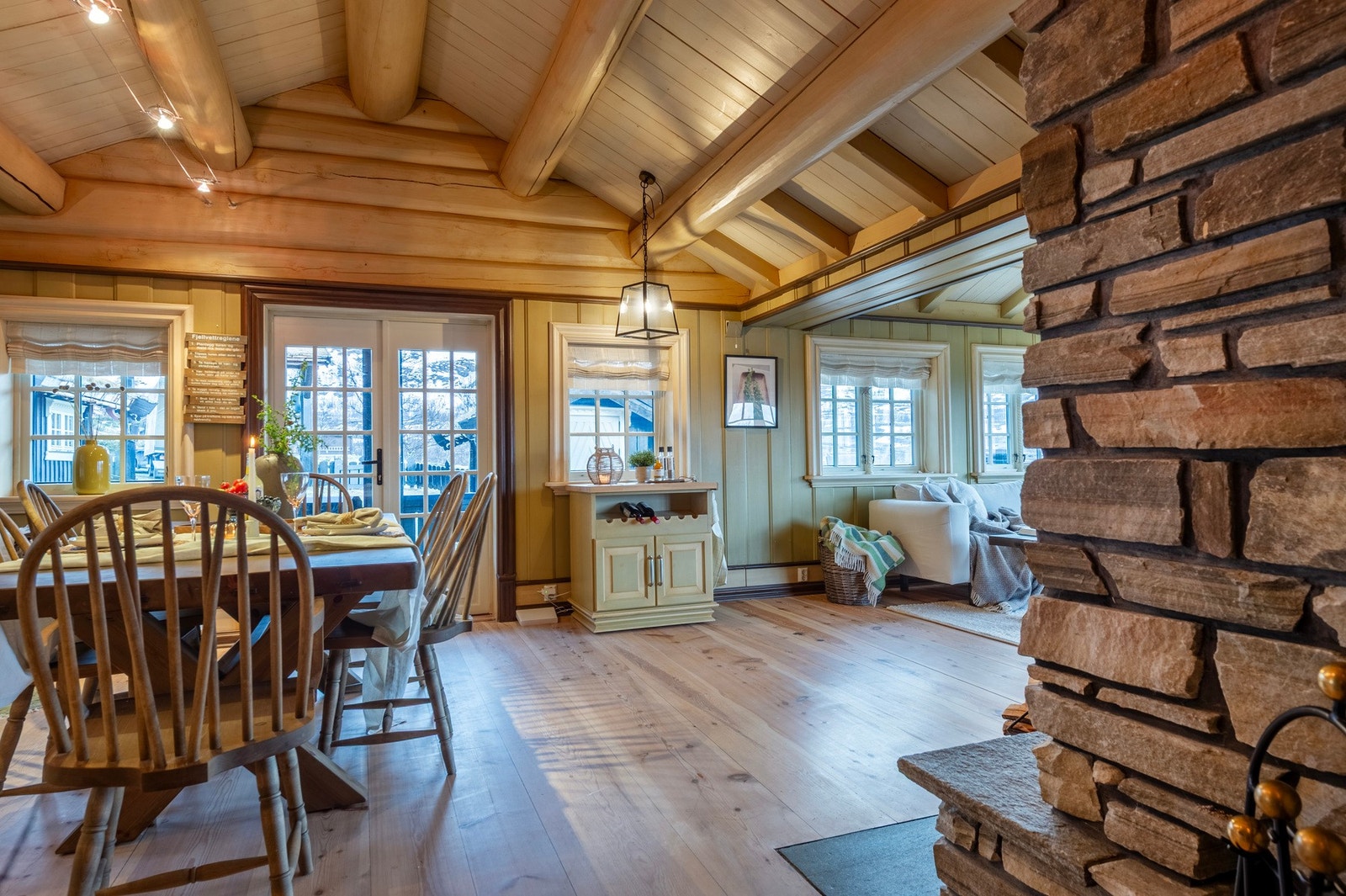 Hele hytta er malt med tre strøk maling - både på vegger og i tak. Galleribilde