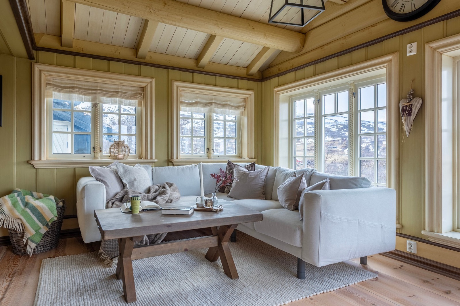 Fra stuen er det utgang til en solrik terrasse på 25 kvm, hvor du kan nyte både solen og den flotte utsikten. Galleribilde