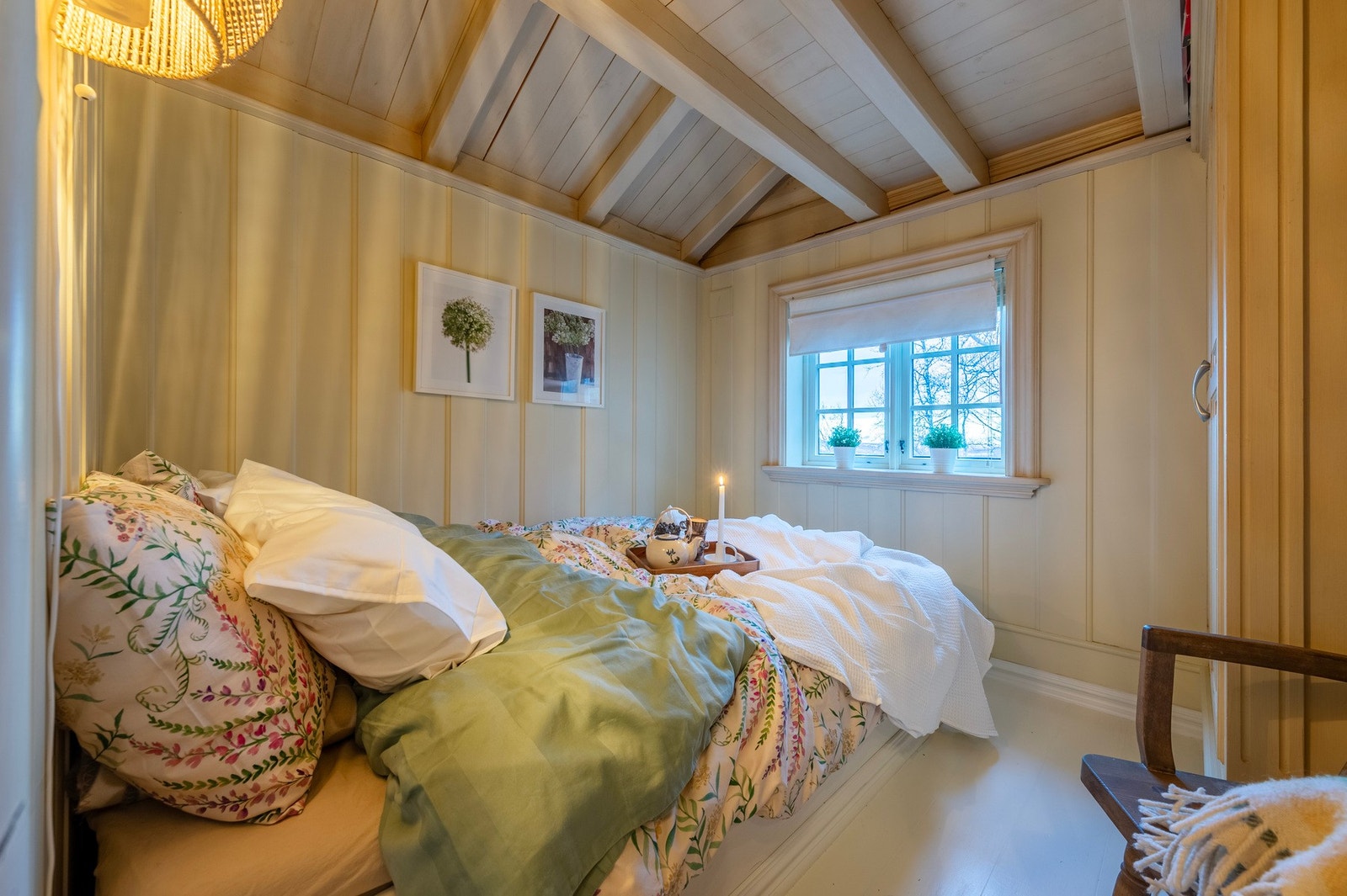 Rommet har også garderobeskap som gir god oppbevaringsplass. Galleribilde