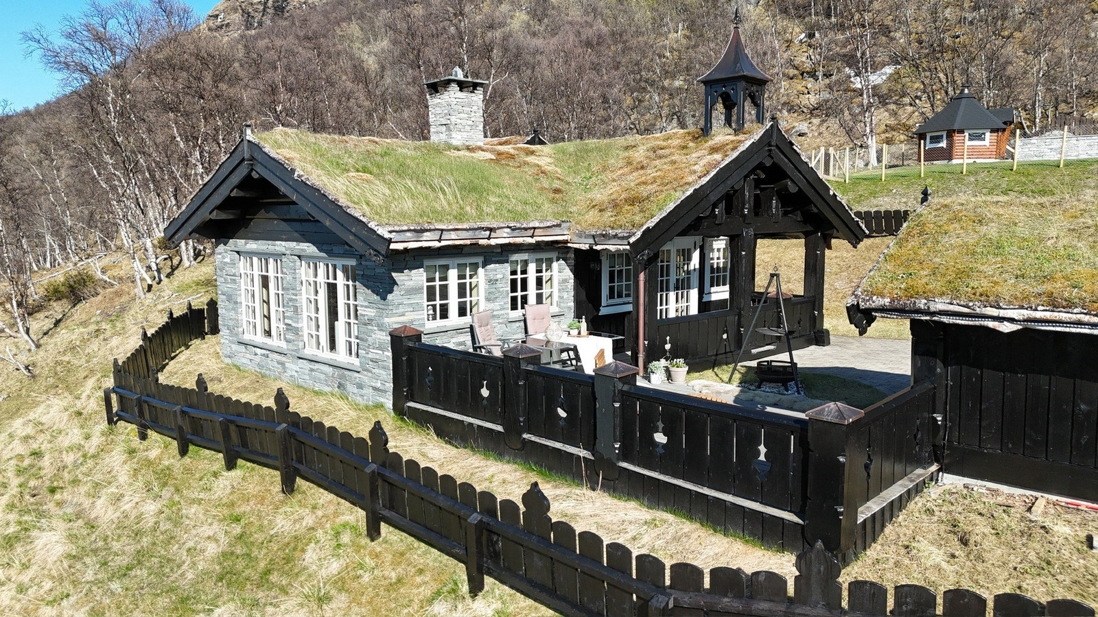 Hytta ligger i vakre omgivelser, omkranset av skog og trolsk natur. Det tar ca. 15-20 min å kjøre til Oppdal sentrum. Galleribilde