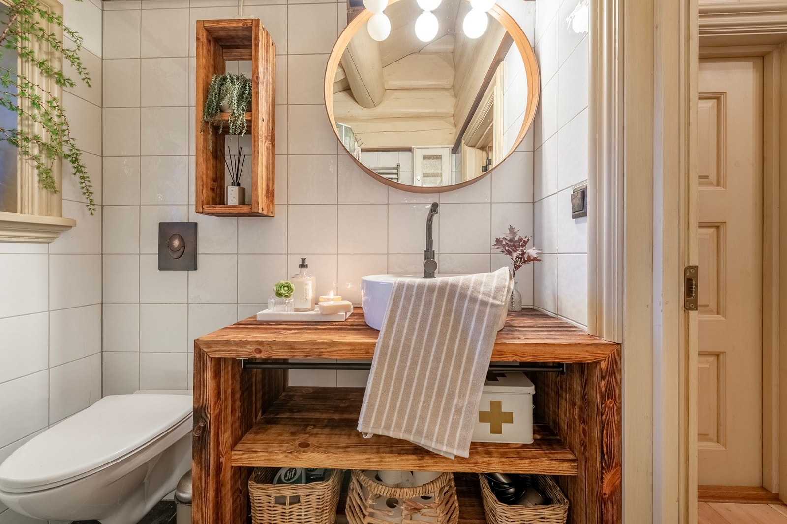 Badet har blant annet dusjnisje med glassvegg og gulvstående servantinnredning. Galleribilde