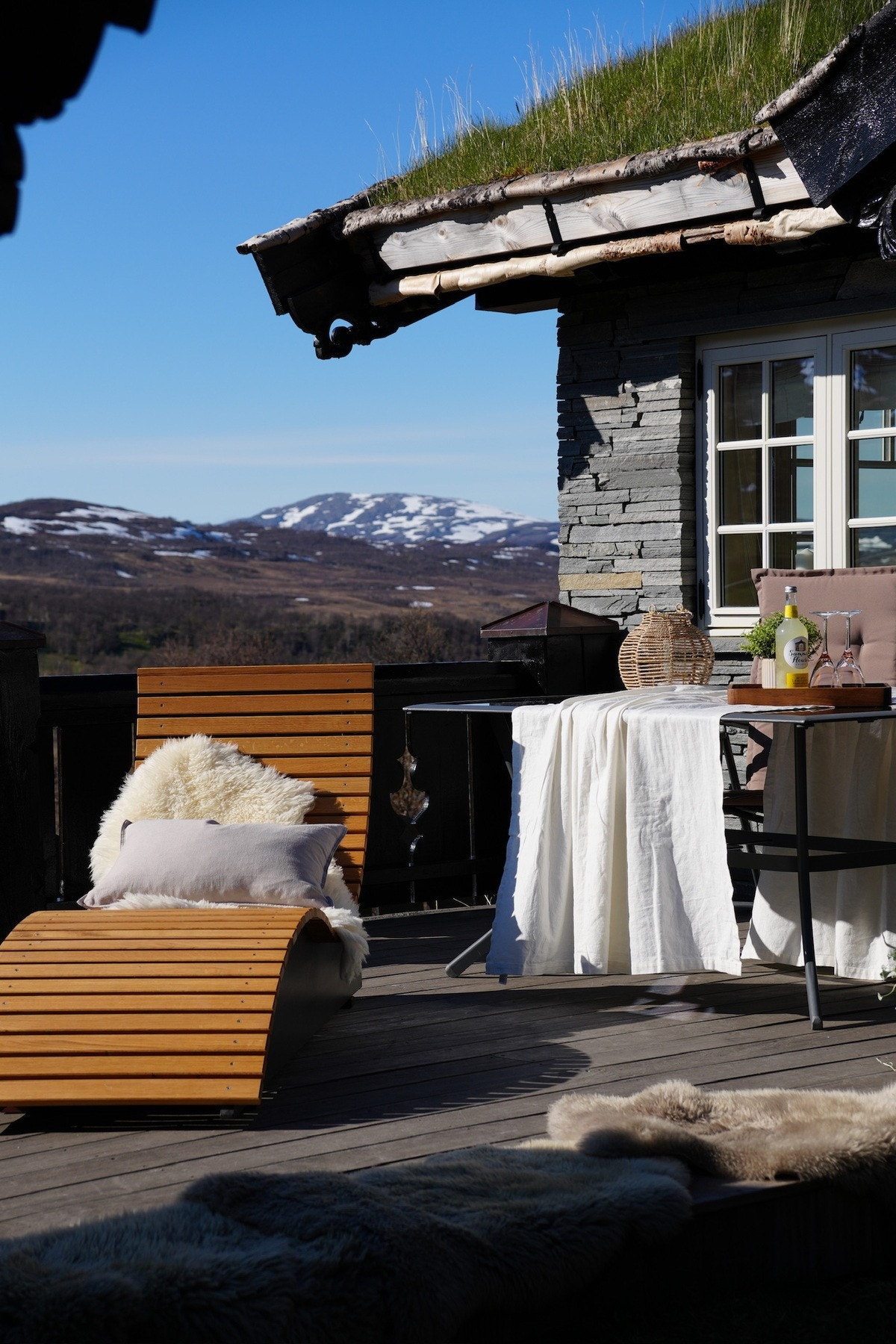 Nyt den fantastiske utsikten fra den solrike uteplassen. Galleribilde