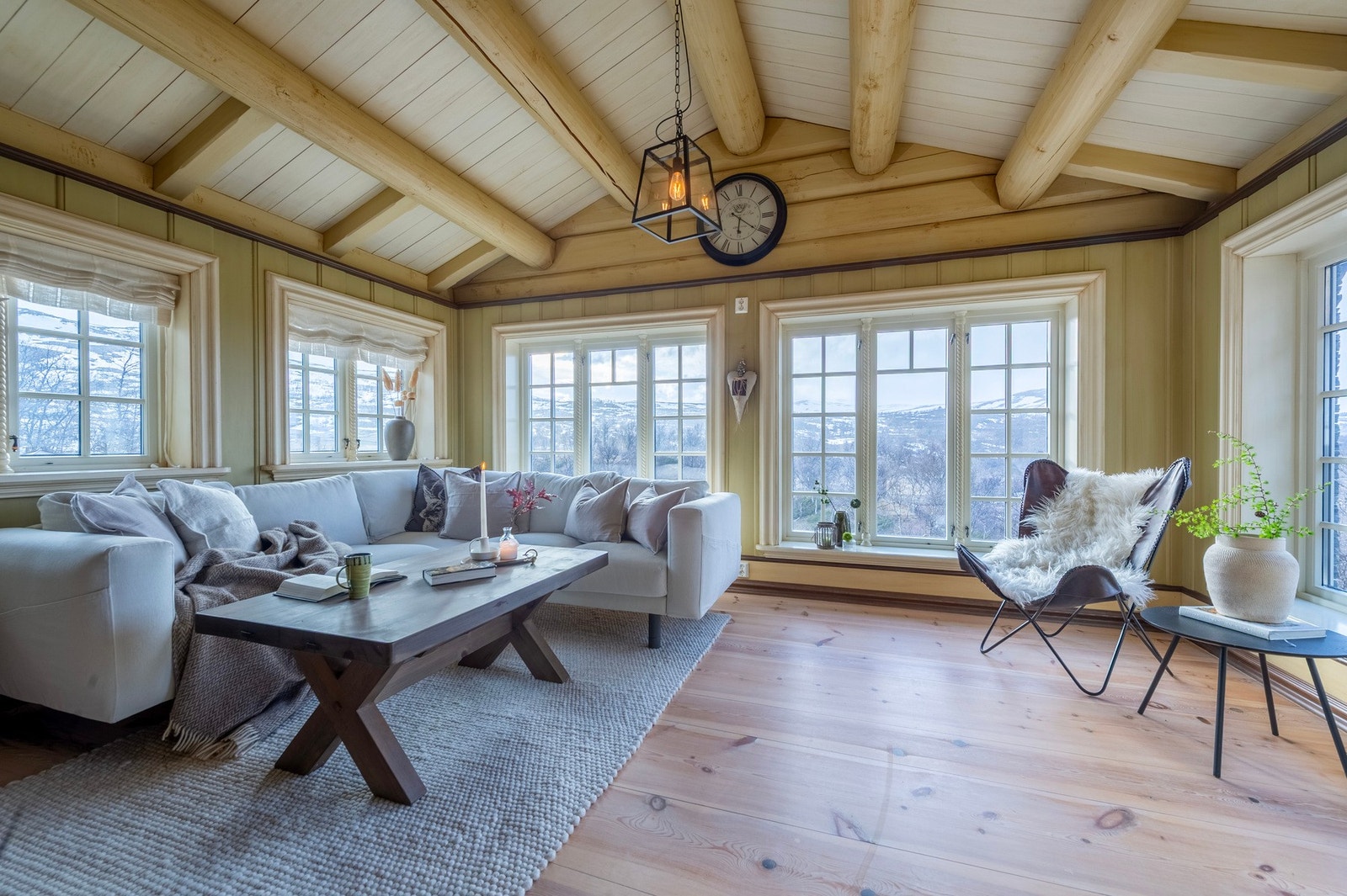 Stuen har åpen kjøkkenløsning, samt god plass til både sofagruppe og spisestue. Galleribilde