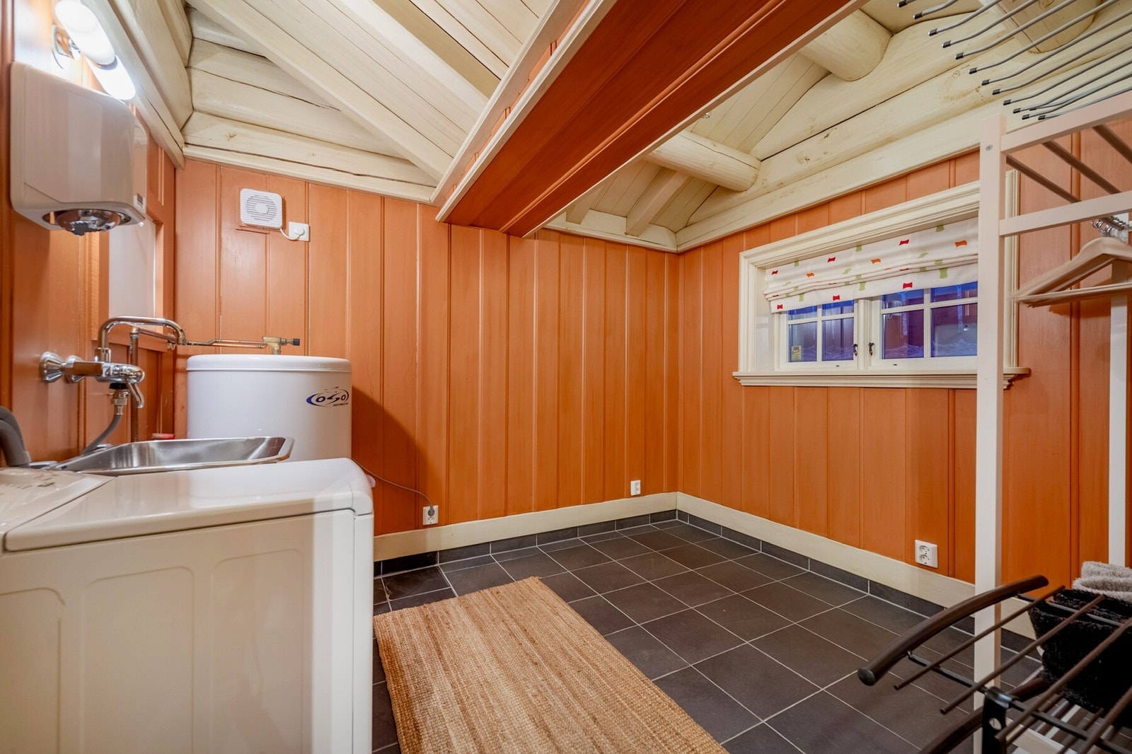 Hytta har et praktisk vaskerom på 7,5 kvm. med innlagt sluk og varme i gulvet. Rommet ble forstørret i 2012 da hytta ble påbygd. Galleribilde