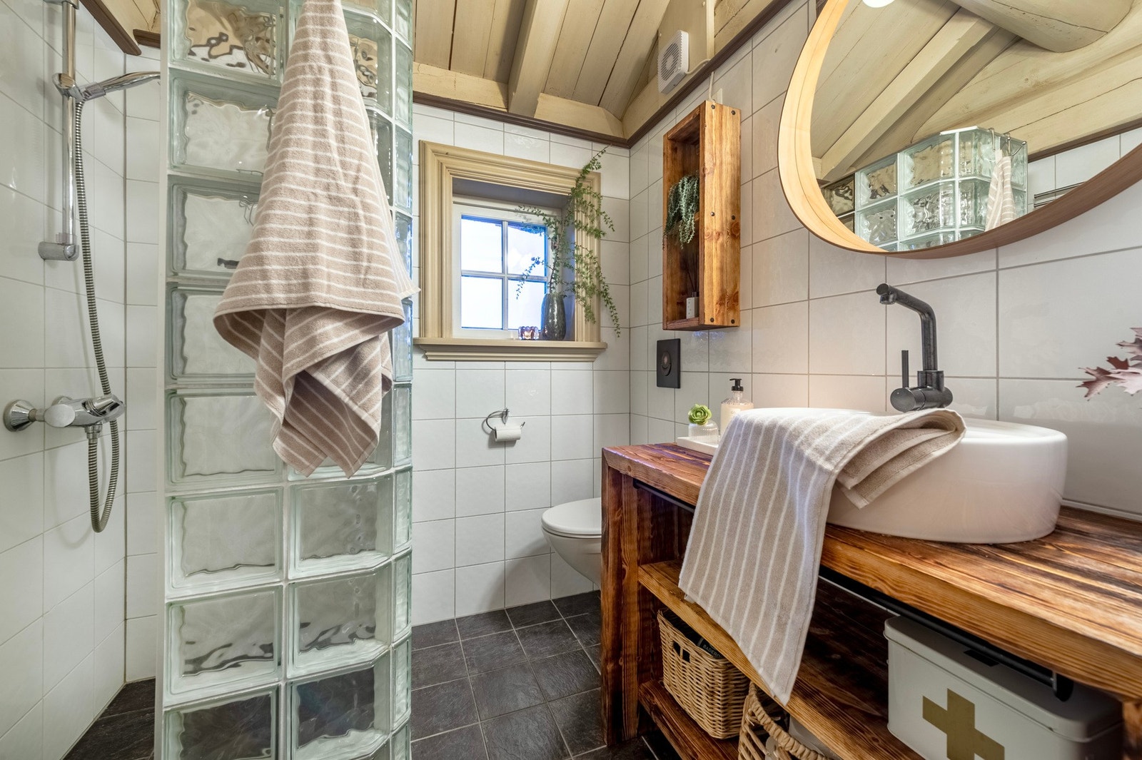 Hytta er pent helfliset bad med varmekabler i gulv. Galleribilde