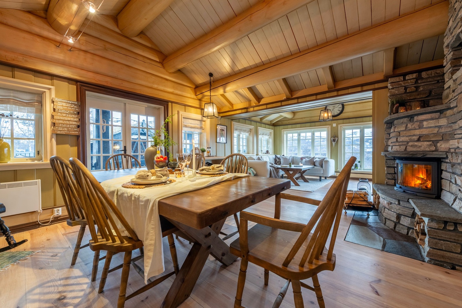 Hytta bærer preg av høy kvalitet med blant annet dører, listverk og kjøkkeninnredning fra anerkjente Rennebu Dører. Galleribilde