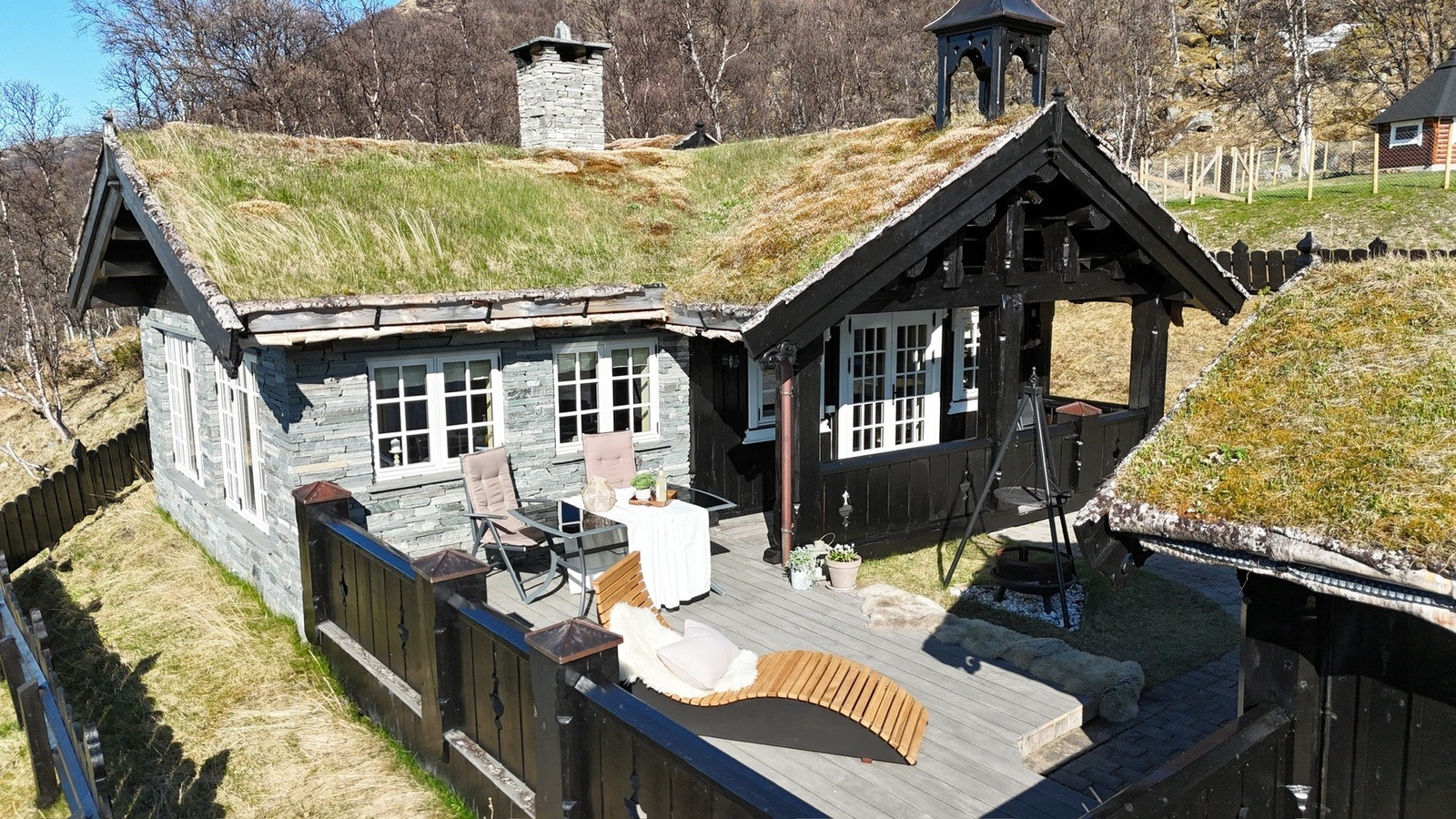 Tomten er på hele 962 kvm, og rundt hytta er det et idyllisk med flere herlige uteplasser. Galleribilde