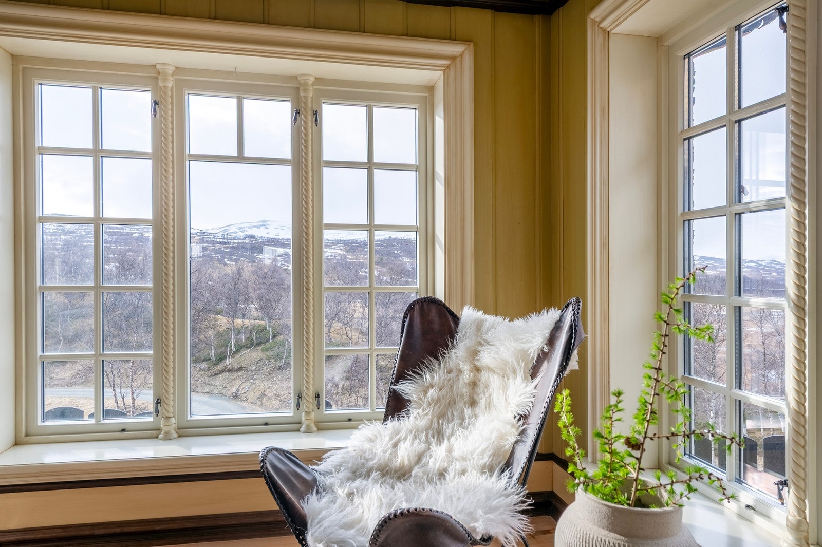 Store vinduer og praktfull utsikt gir en skikkelig wow-effekt når man entrer stuen. Galleribilde