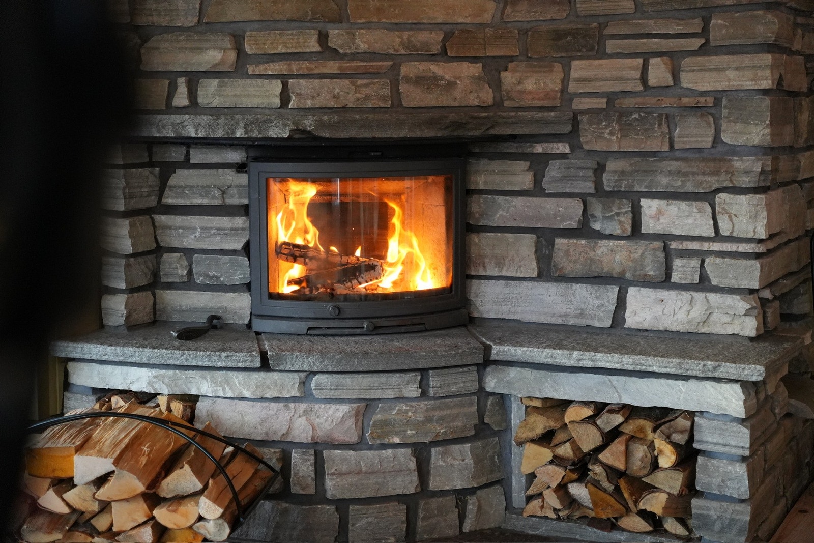 Stuen har peisovn, noe som skaper en ekstra lun og hyggelig stemning på kalde vinterkvelder. Galleribilde