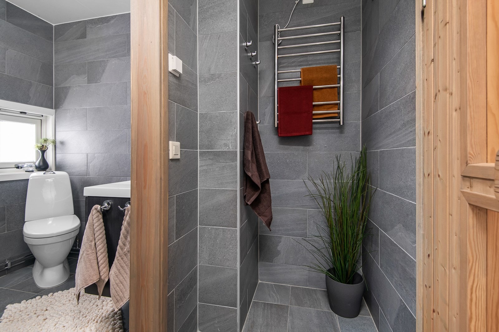 Bad 1 med kjekk seksjon som kan benyttes til tørk av klær etc. Galleribilde