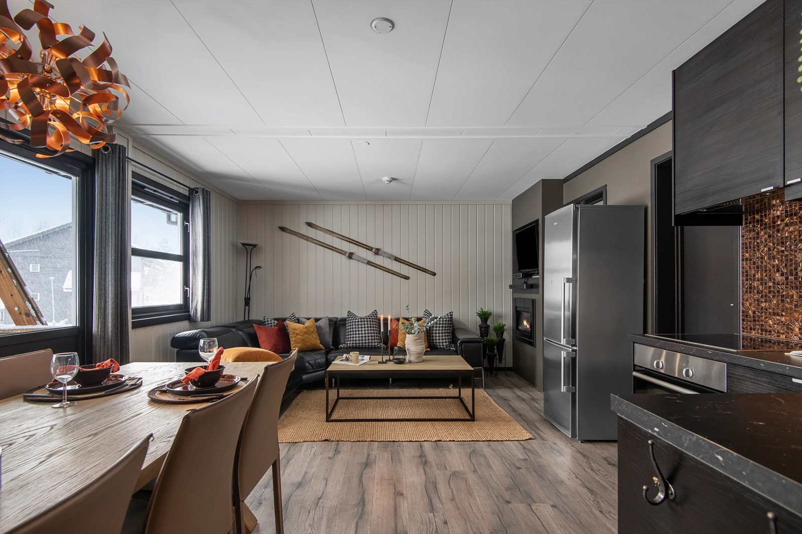 Stuen oppleves lun og moderne med malt panel fra på vegger i samme nøytrale gråtone som entréen. Galleribilde