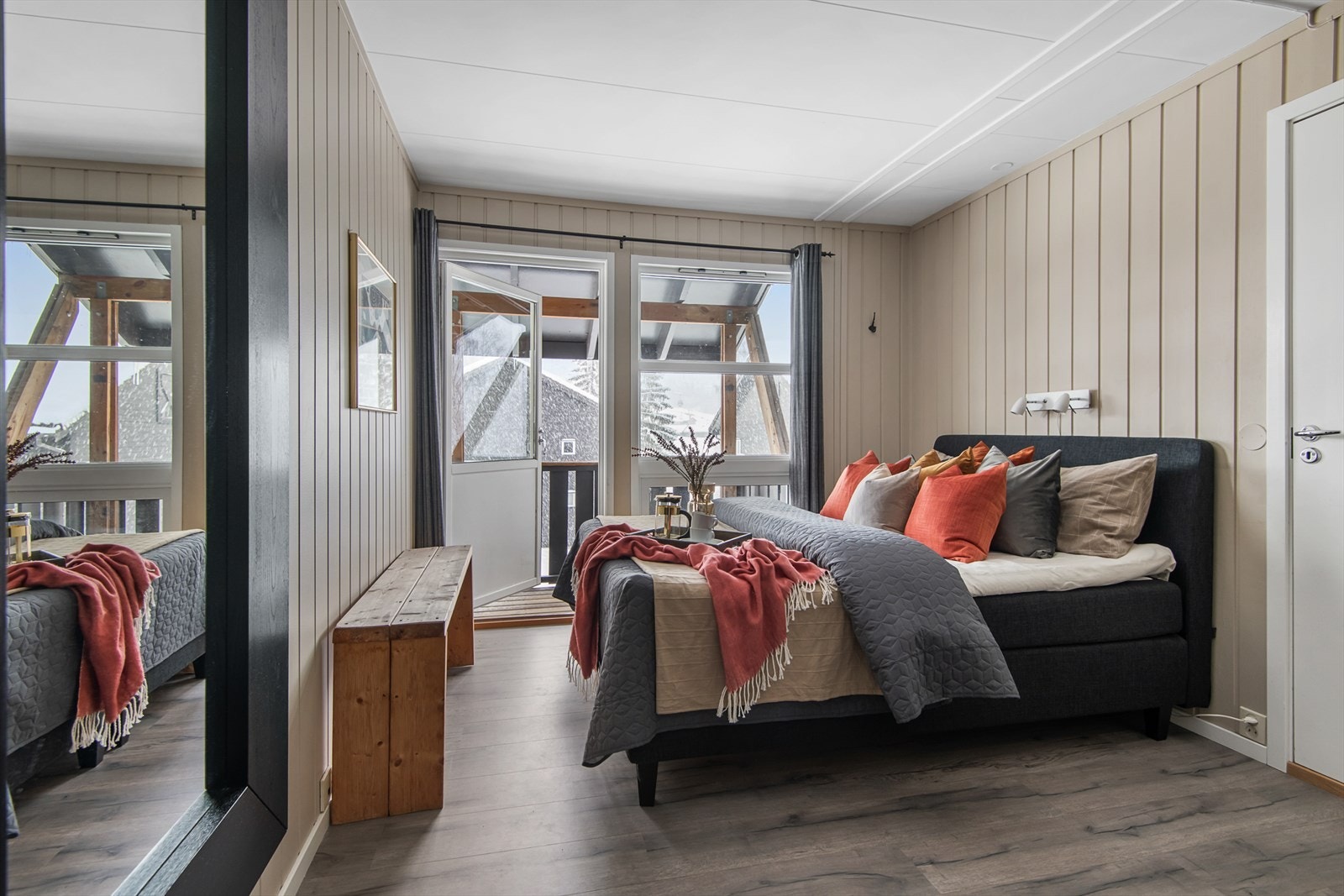 Hovedsoverommet er romslig og har tilgang til eget bad. Galleribilde