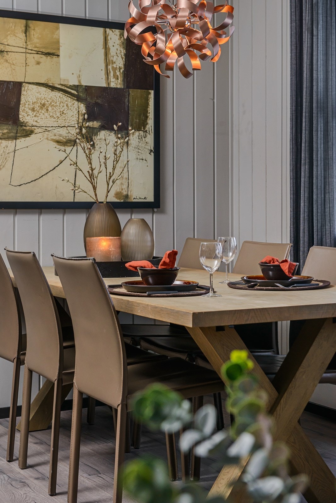 Samle familie eller venner rundt middagsbordet for et hyggelig måltid. Galleribilde