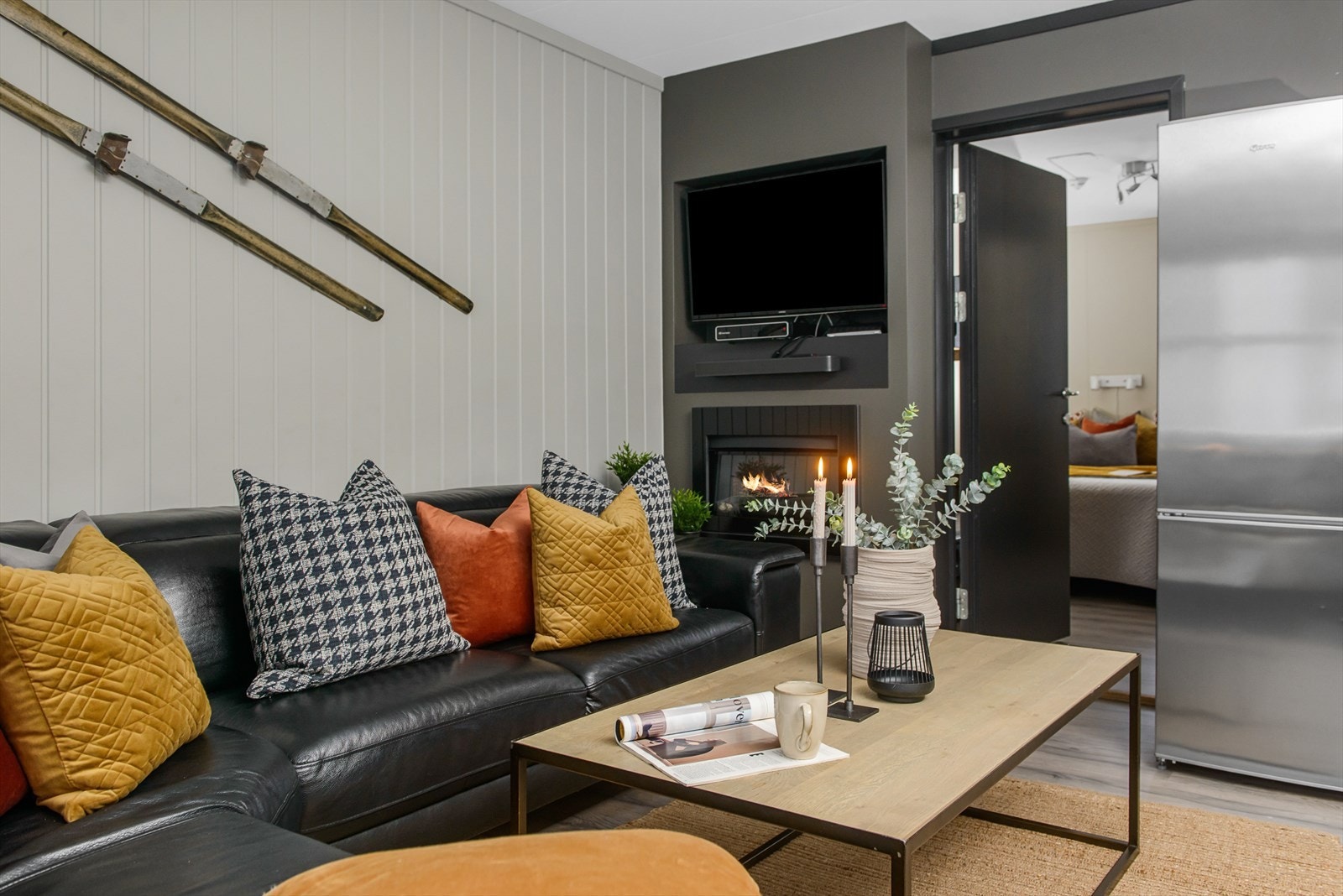 Svært praktisk og plassbesparende løsning for TV og elektrisk peis. Galleribilde