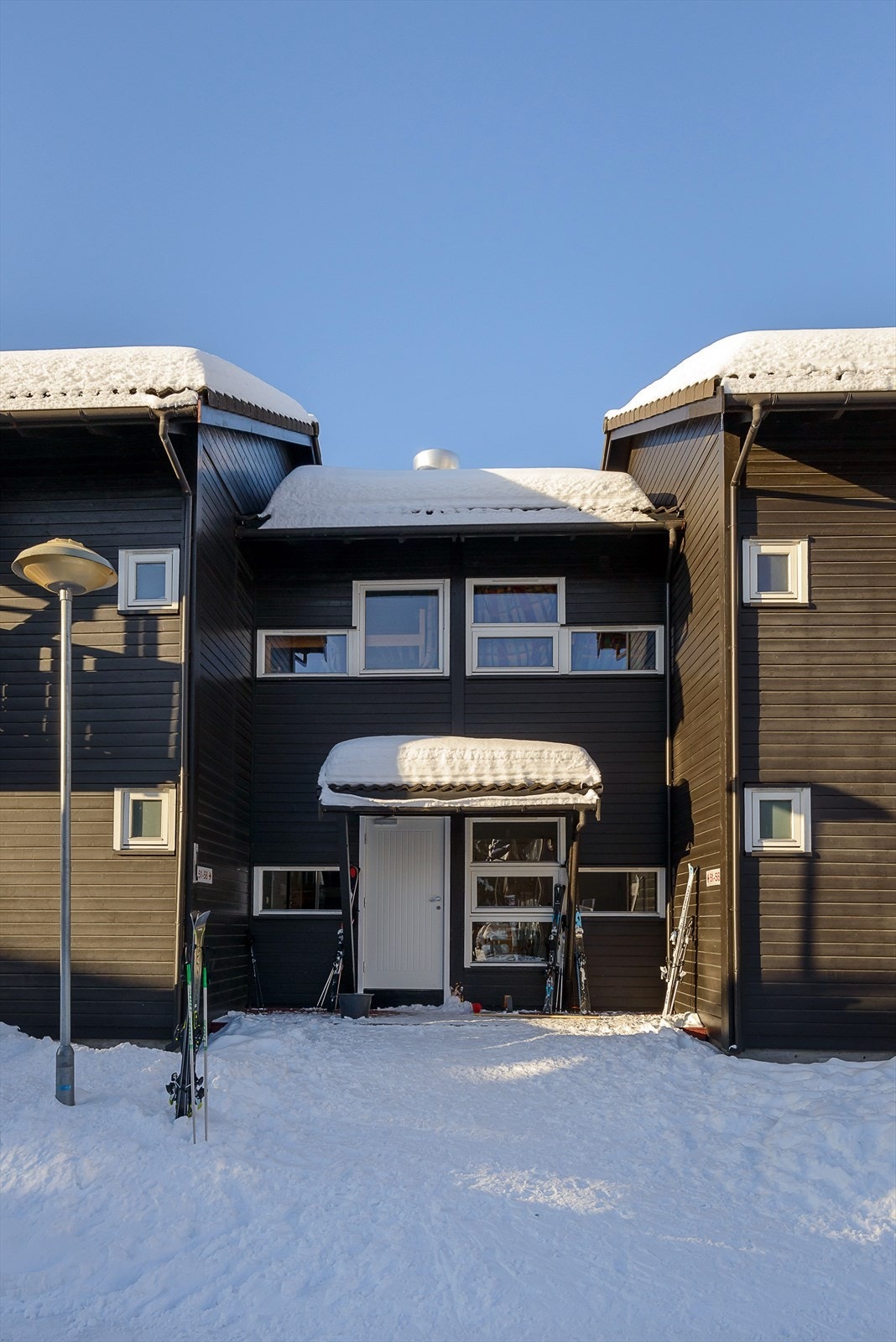 På bakkeplan er det tilgang til felles bod med låsbart stativ og skap til ski og utstyr. I tillegg er det eget utvendig låstbart skiskap. Galleribilde