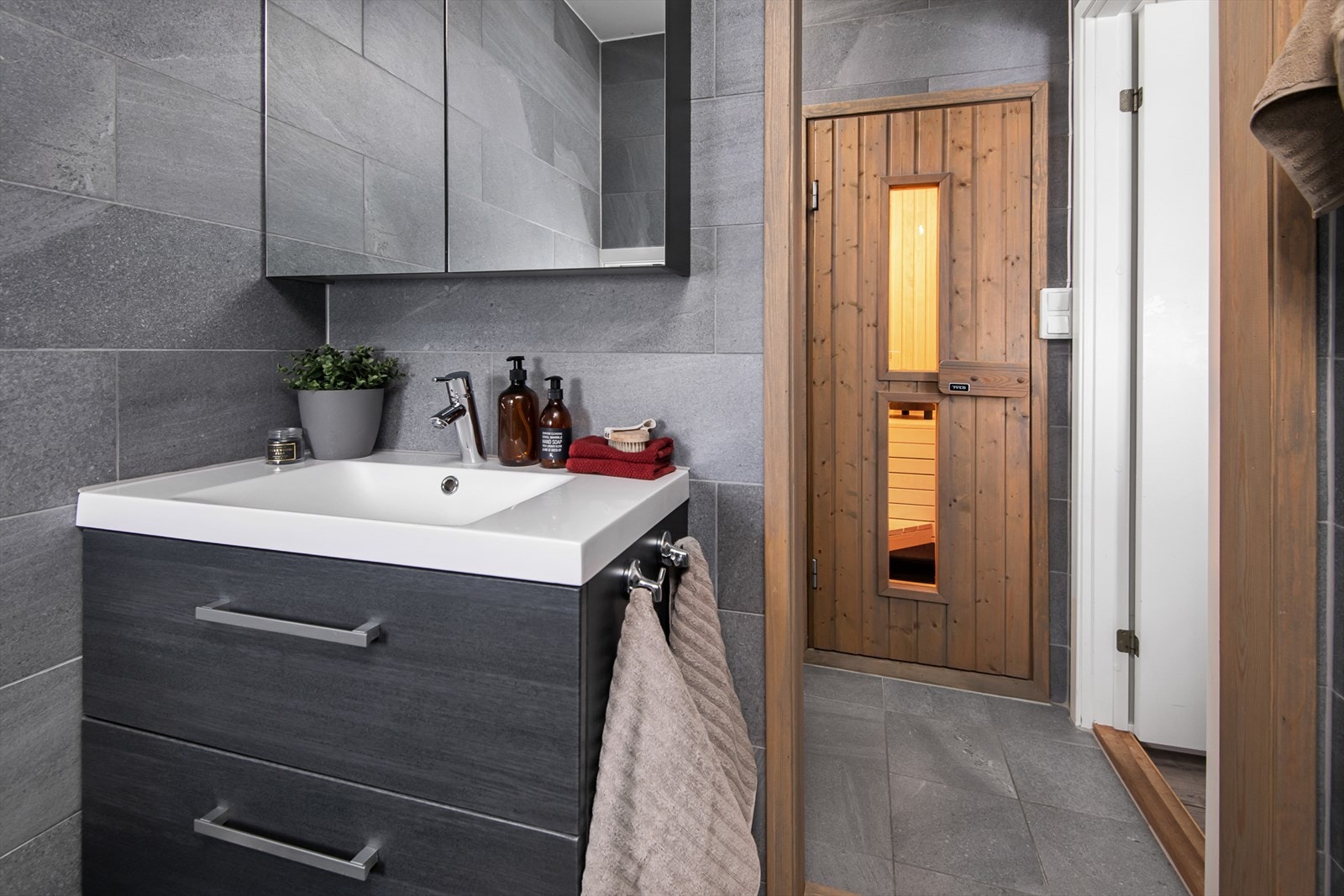 Ett av to bad har i tillegg direkte adkomst til badstue. Galleribilde