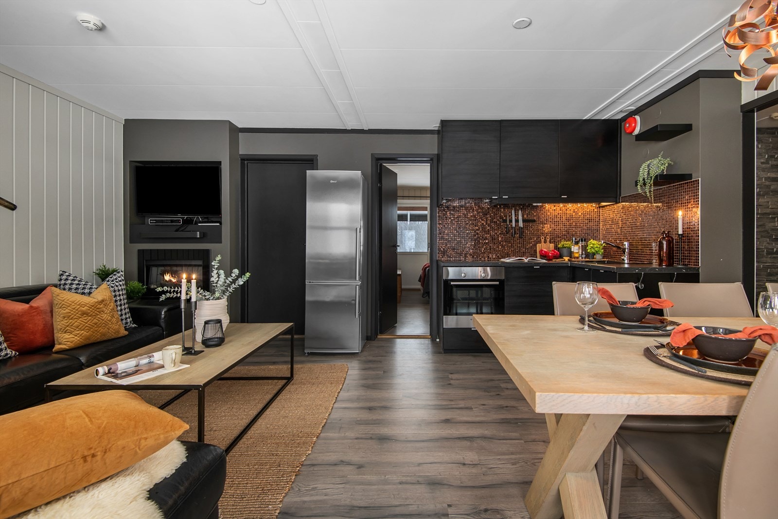 Spiseplassen er plassert i tilknytning til kjøkkenet hvor familien kan samles rundt gode måltider og samtaler! Galleribilde