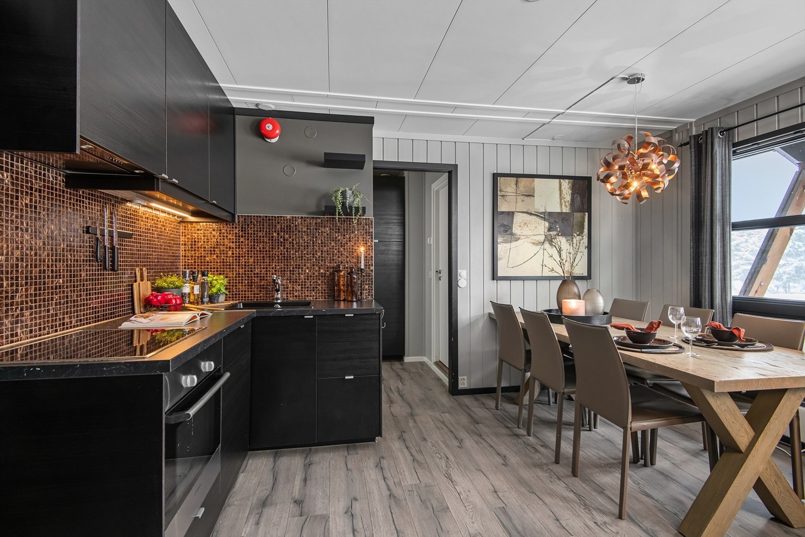 Det er integrert komfyr, platetopp, oppvaskmaskin og som medfølger handelen. Galleribilde